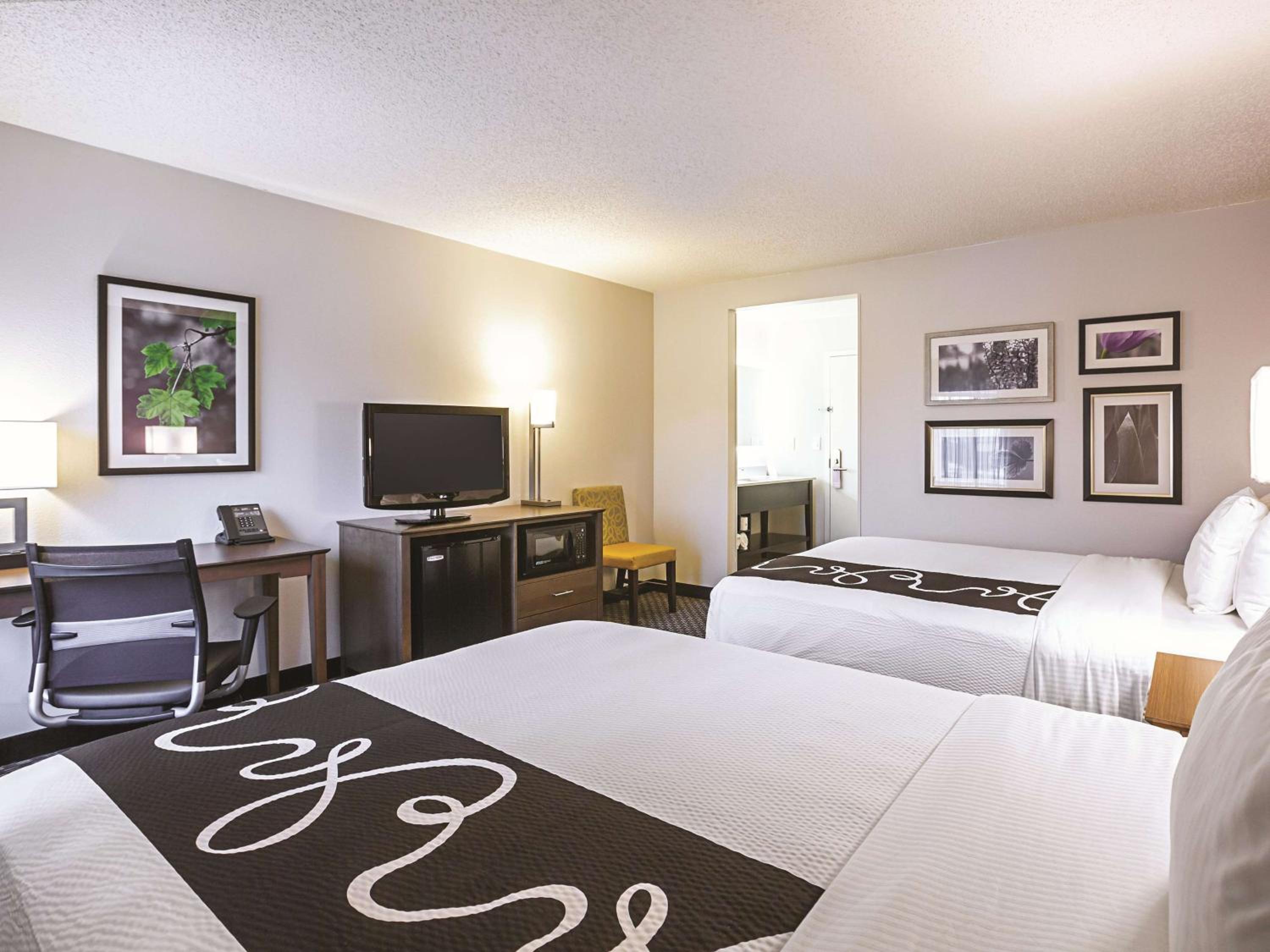 Queen Room with Two Queen Beds - Non-Smoking - Photo 4