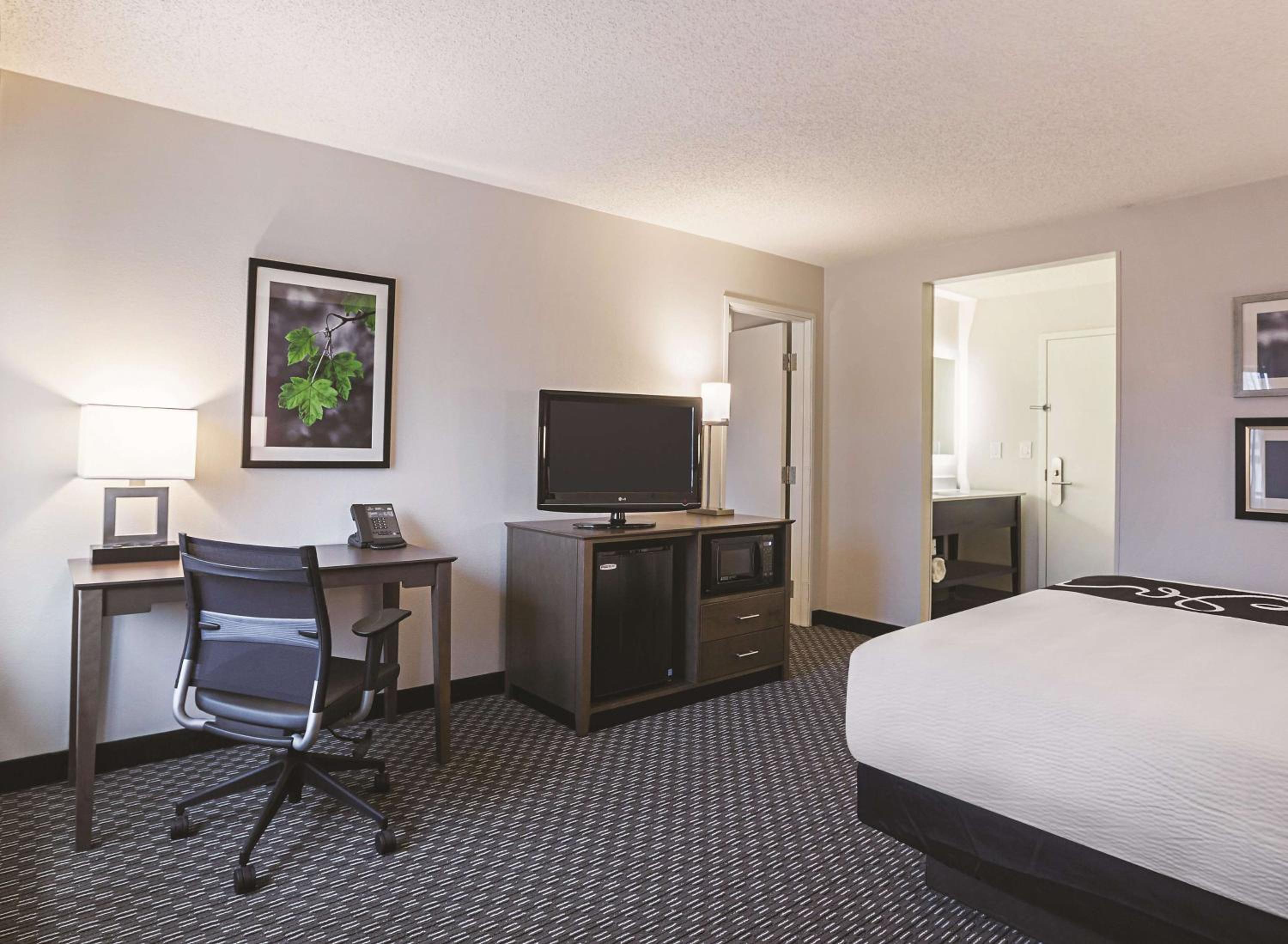 One-Bedroom King Suite - Non-Smoking - Photo 3