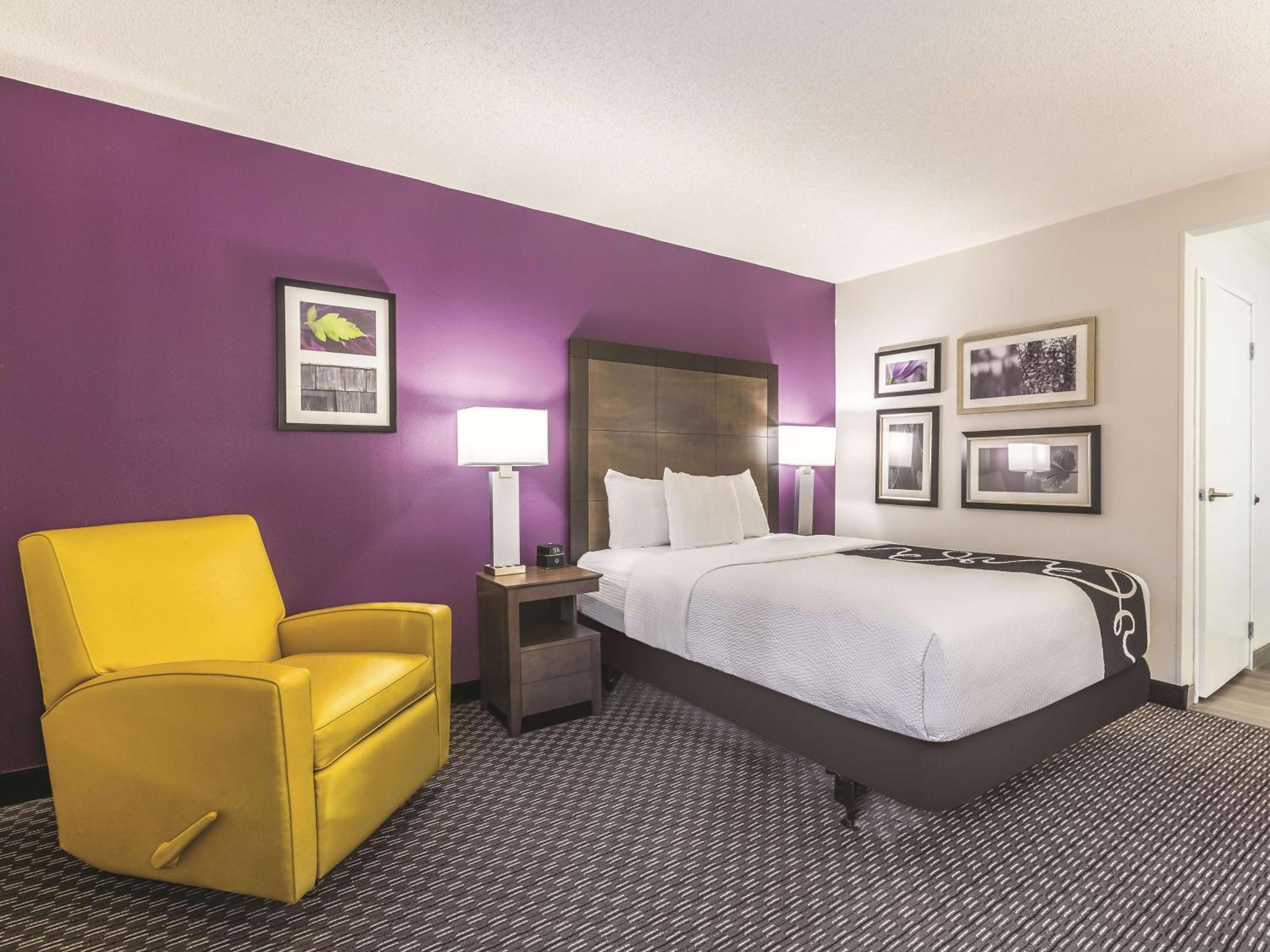 1 Full Bed, Mobility/Hearing Accessible Room, Bathtub w/ Grab Bars, Non-Smoking - Photo 4