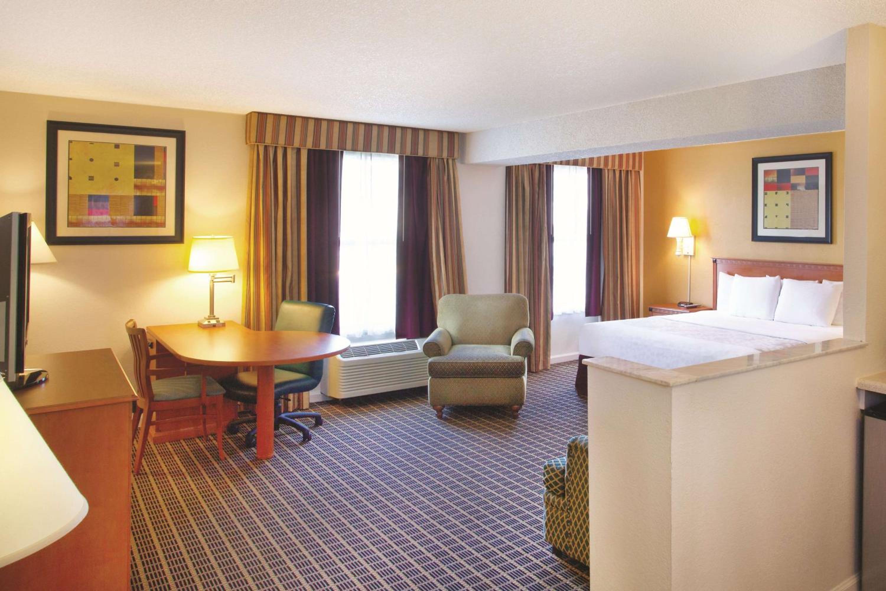 Deluxe Executive King Suite - (No Resort Fee)
