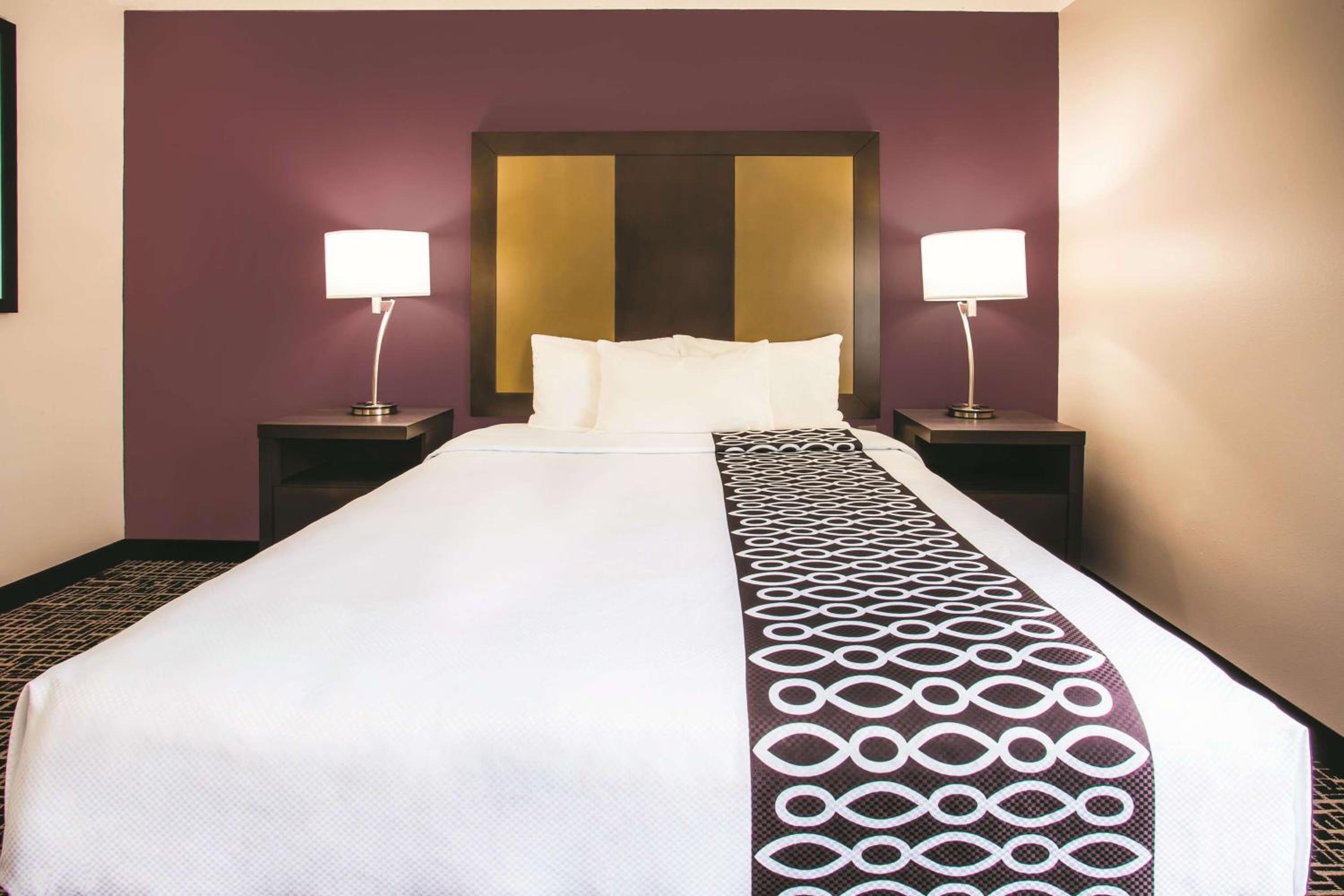 Queen Room with Roll-In Shower - Mobility Accessible/Non-Smoking