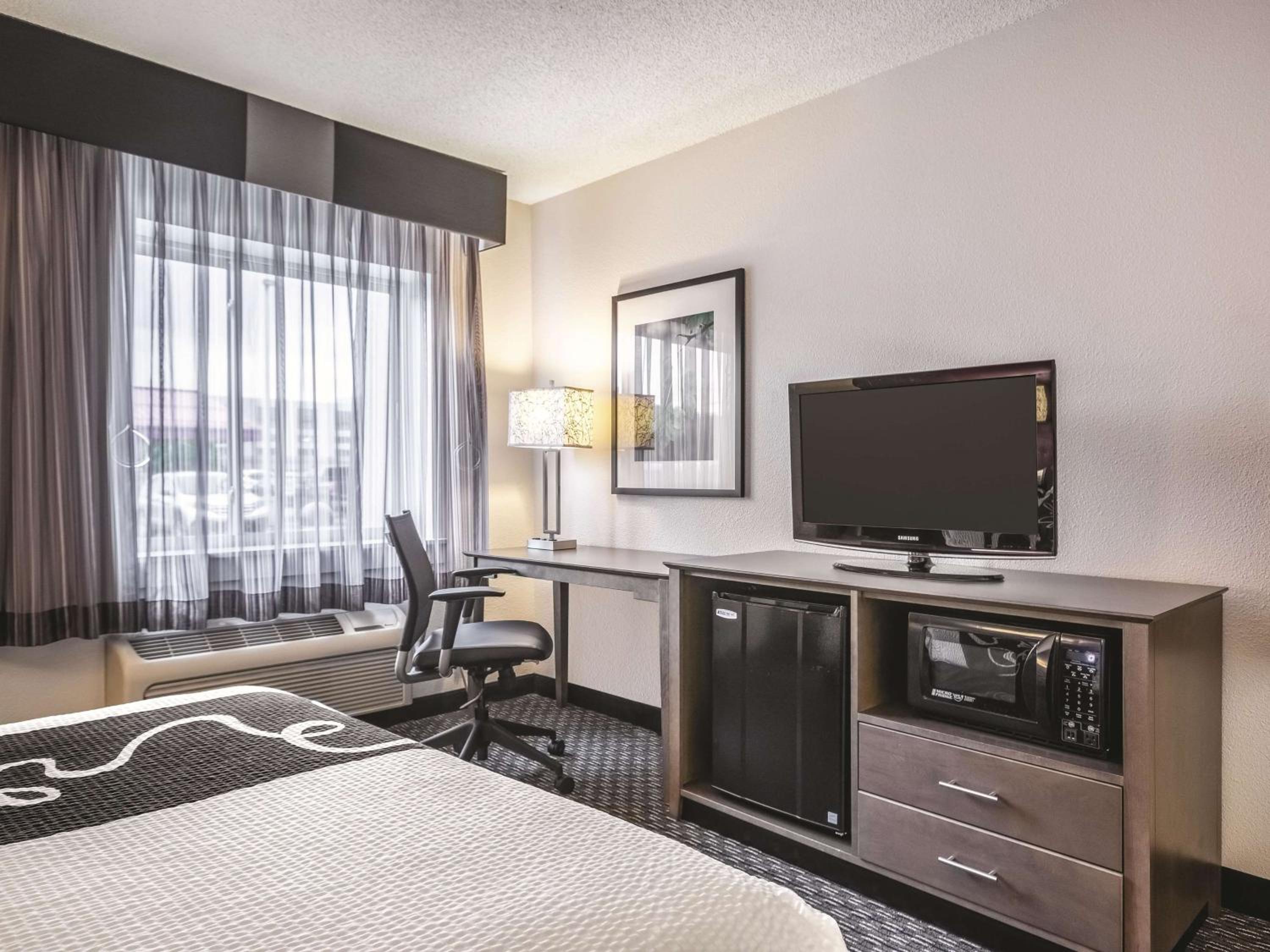 Double Room with Mobility/Hearing Impaired Access - Non-Smoking - Photo 1