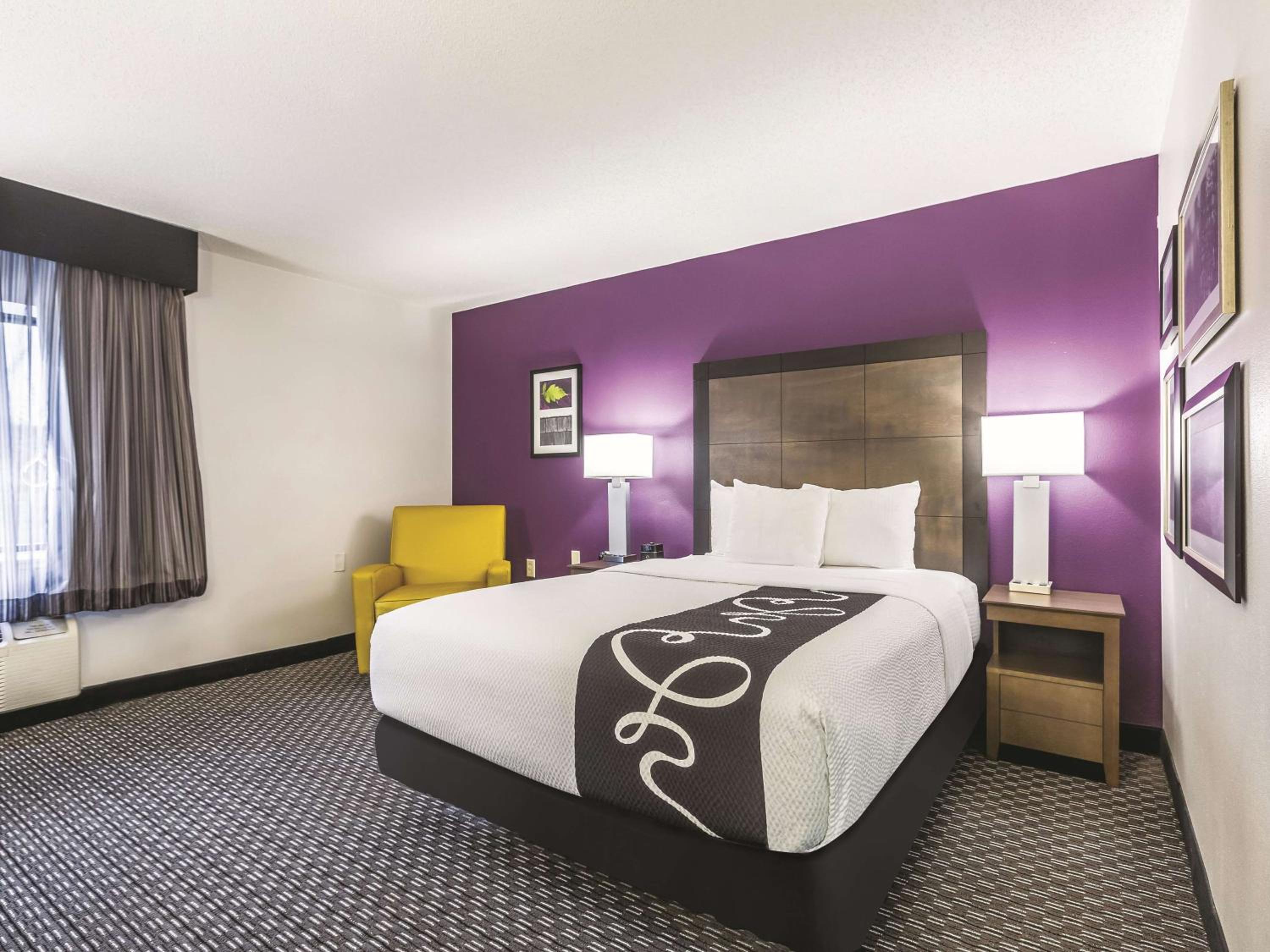 1 Full Bed, Mobility/Hearing Accessible Room, Bathtub w/ Grab Bars, Non-Smoking - Photo 2