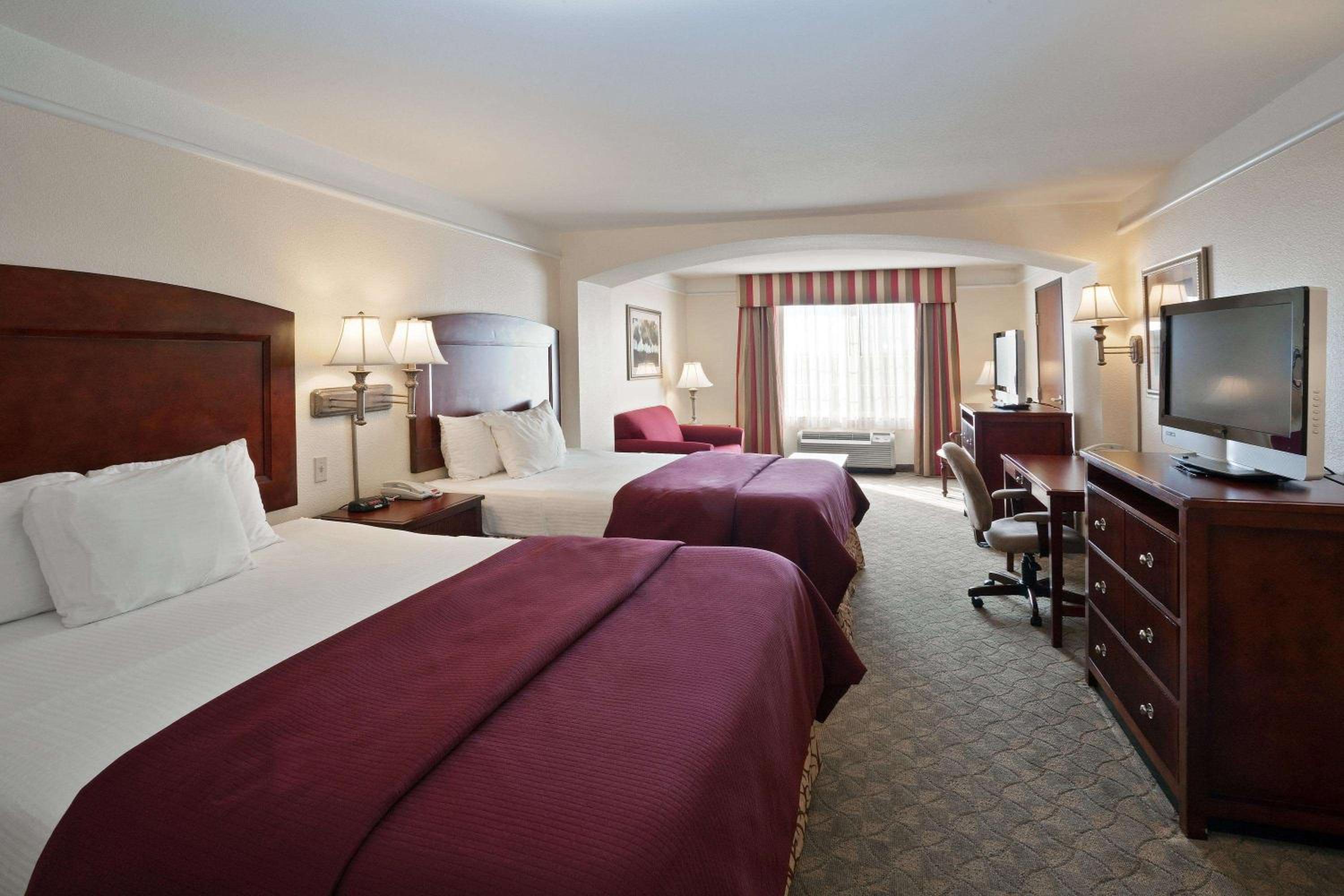 Queen Room with Two Queen Beds and Roll-in Shower - Mobility Accessible/Non-Smoking - Photo 2