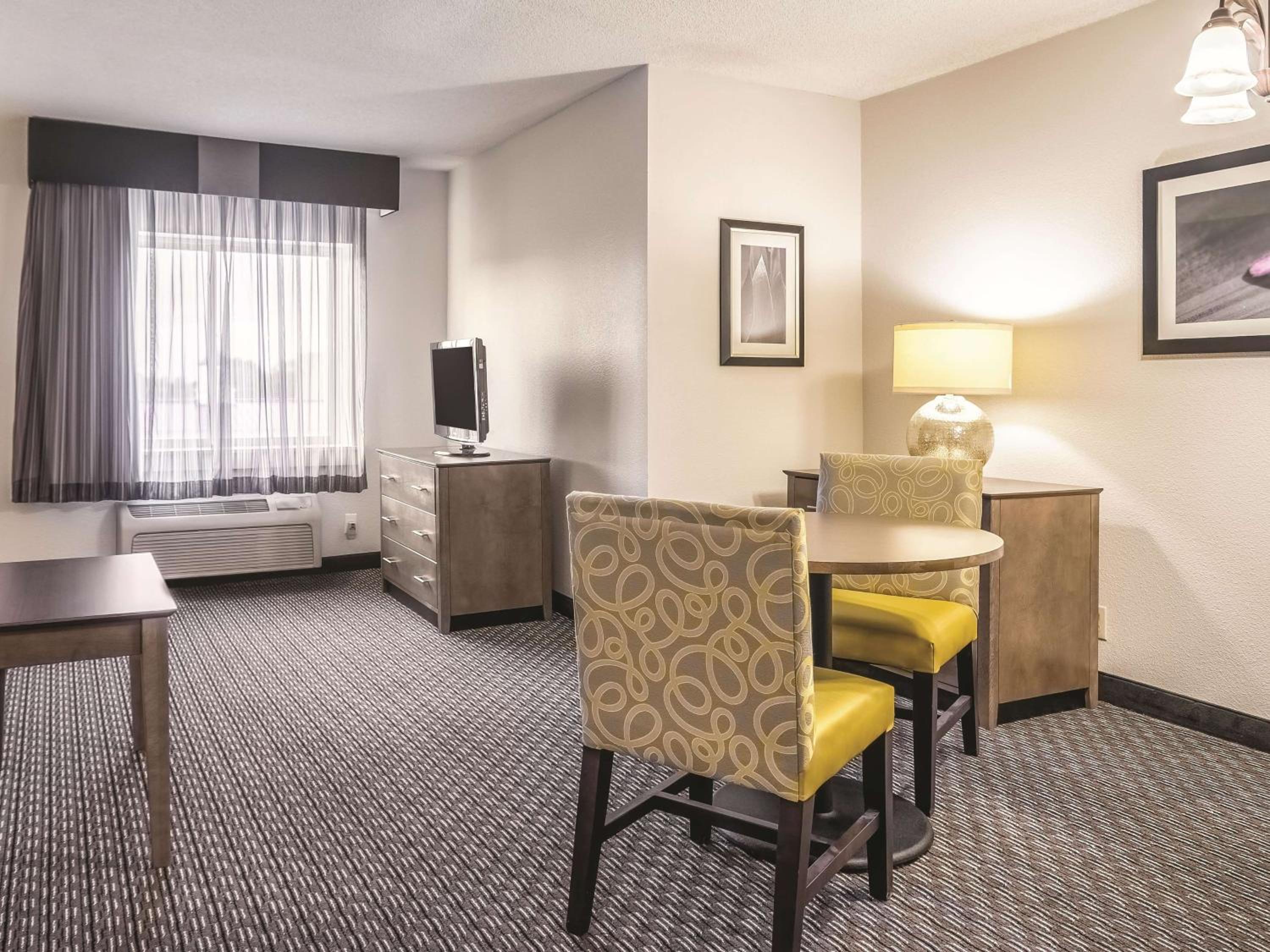 Two-Room Deluxe King Suite - Non-Smoking - Photo 4