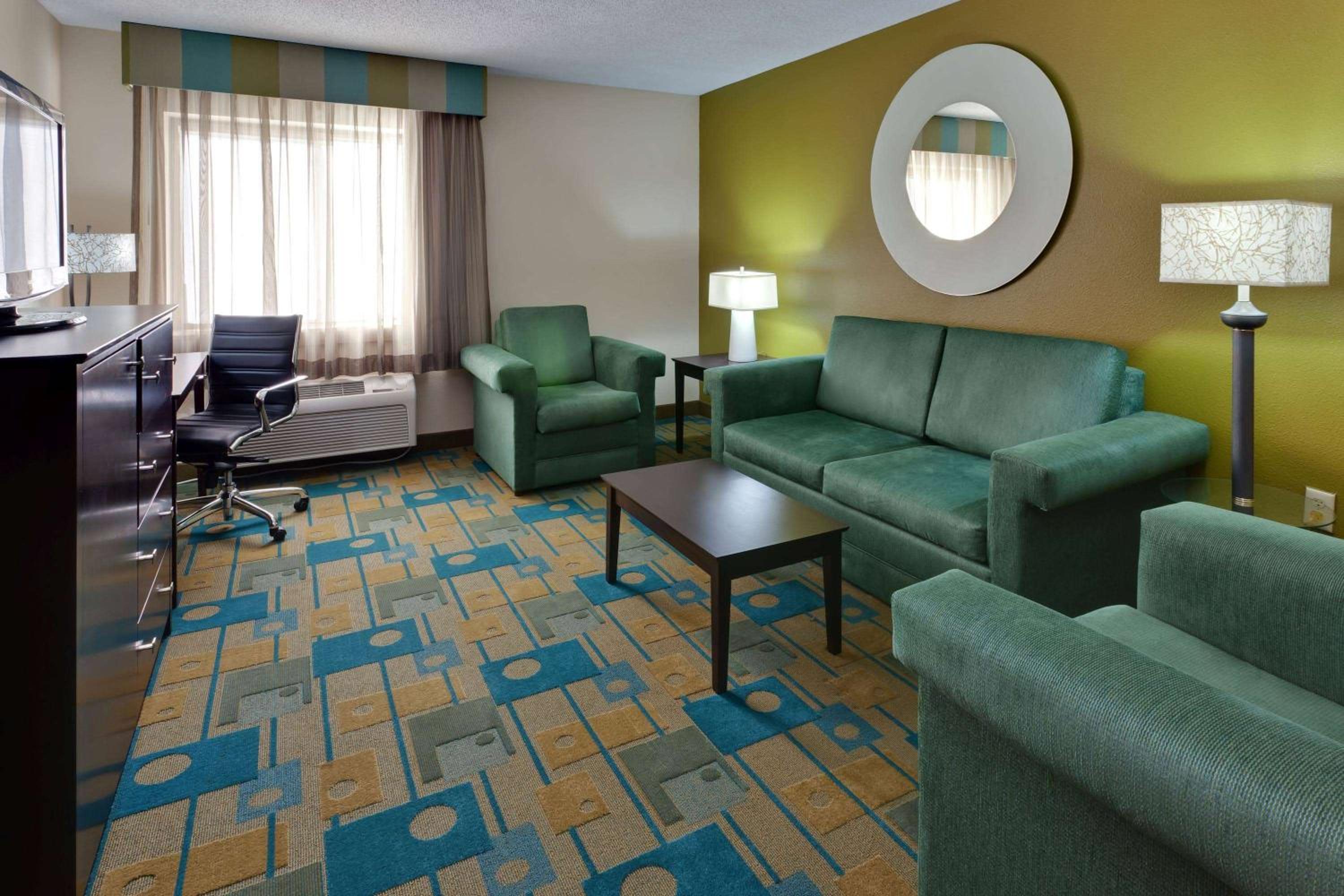 King Suite with City View - Non-Smoking - Photo 3