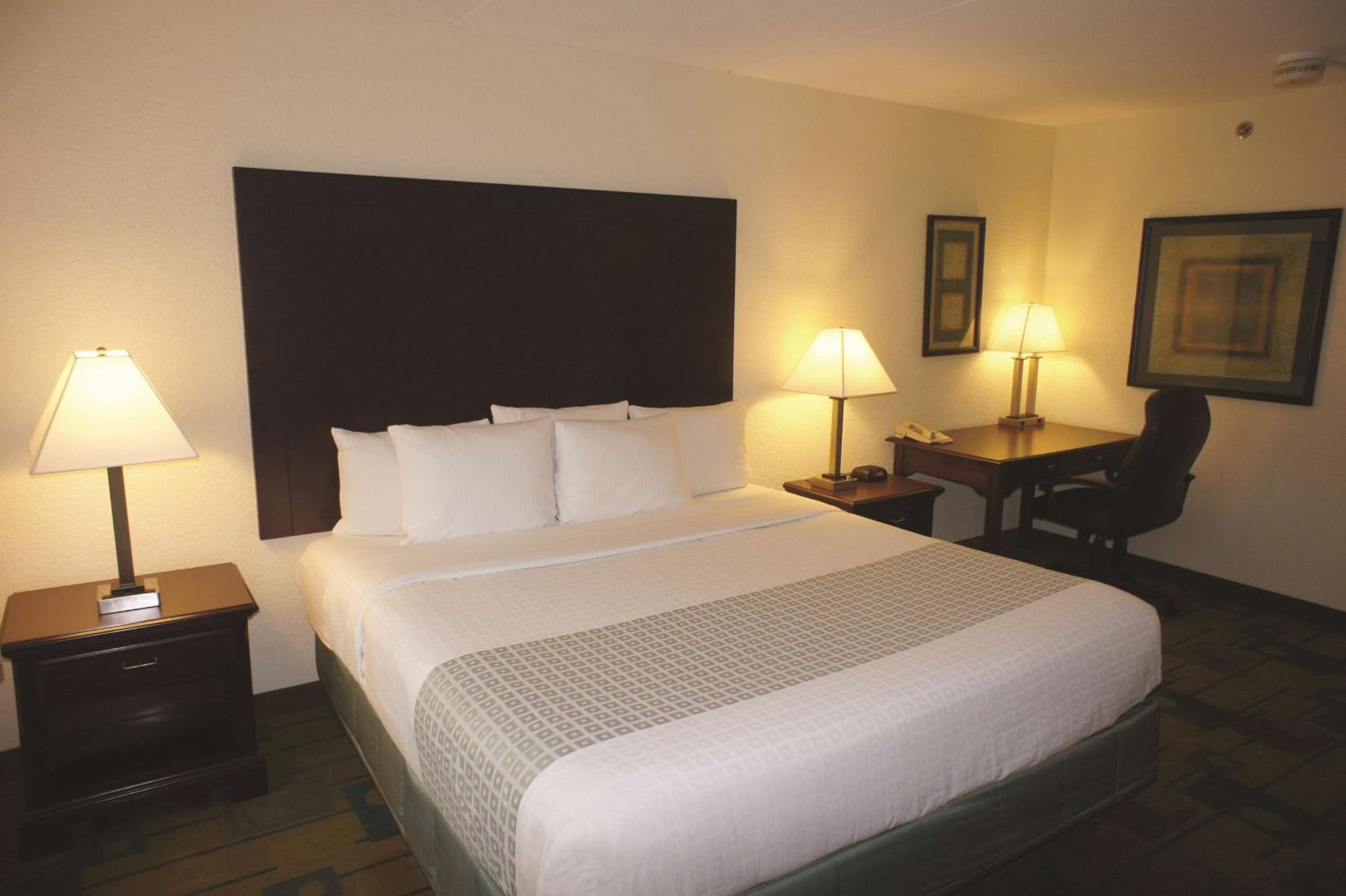 Deluxe One-Bedroom Queen Suite with Mobility/Hearing Access and Views - Non-Smoking - Photo 5