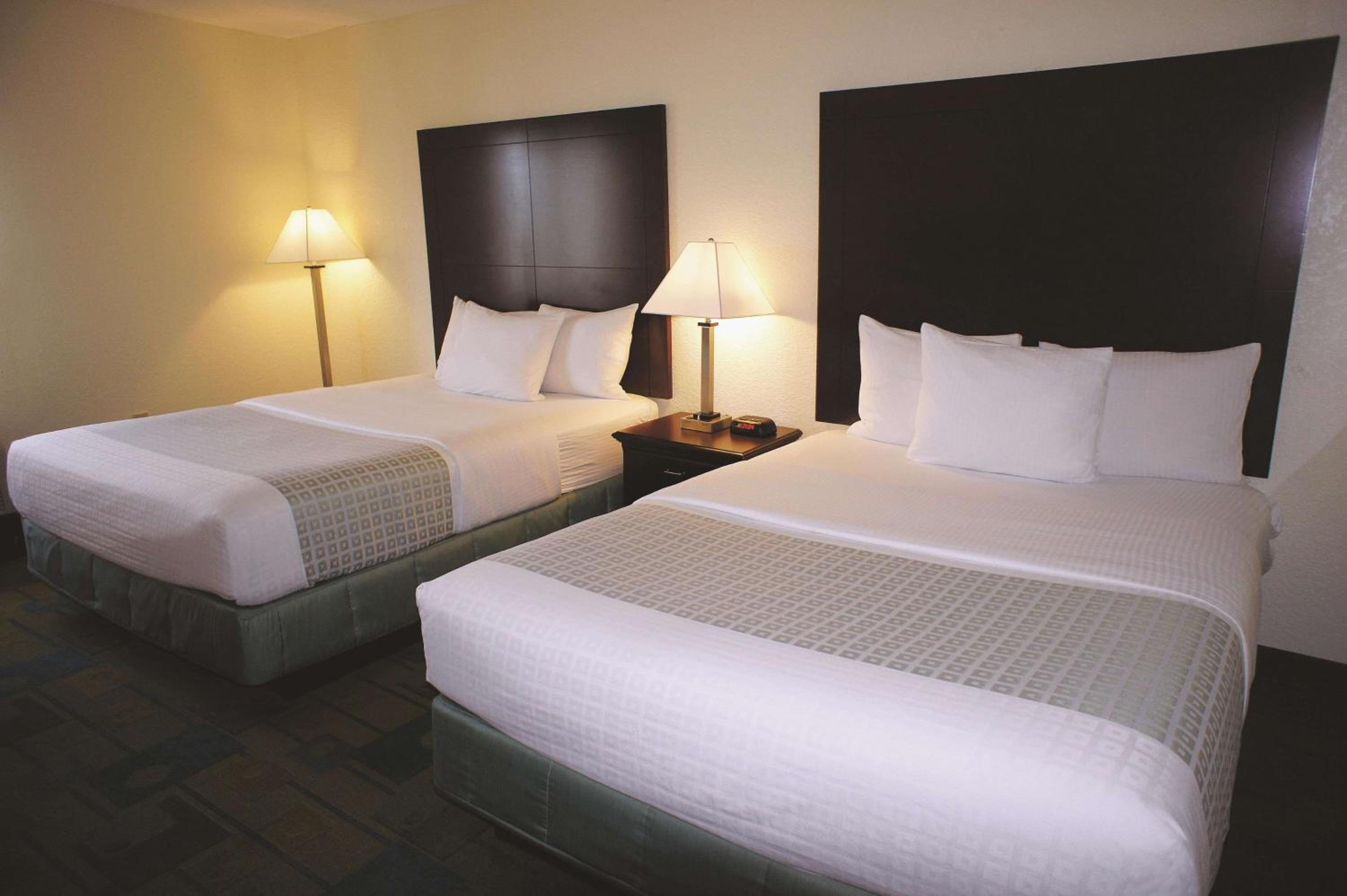 Standard Queen Room with Two Queen Beds - Photo 3