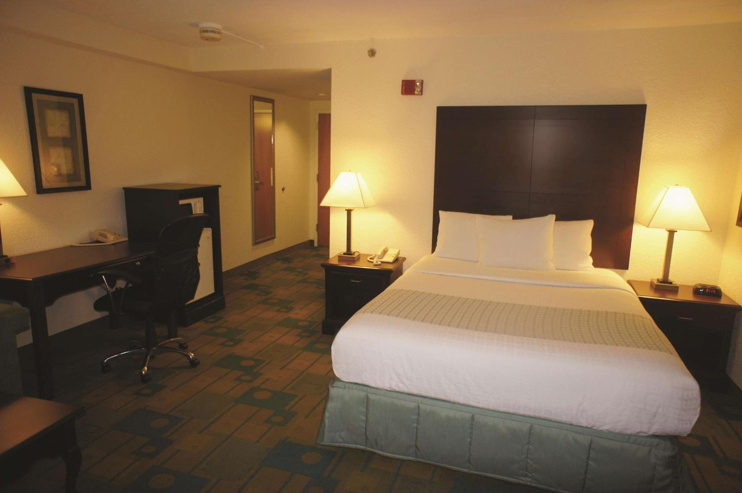Queen Room with Mobility/Hearing Impaired Access and Roll in Shower - Non-Smoking - Photo 2
