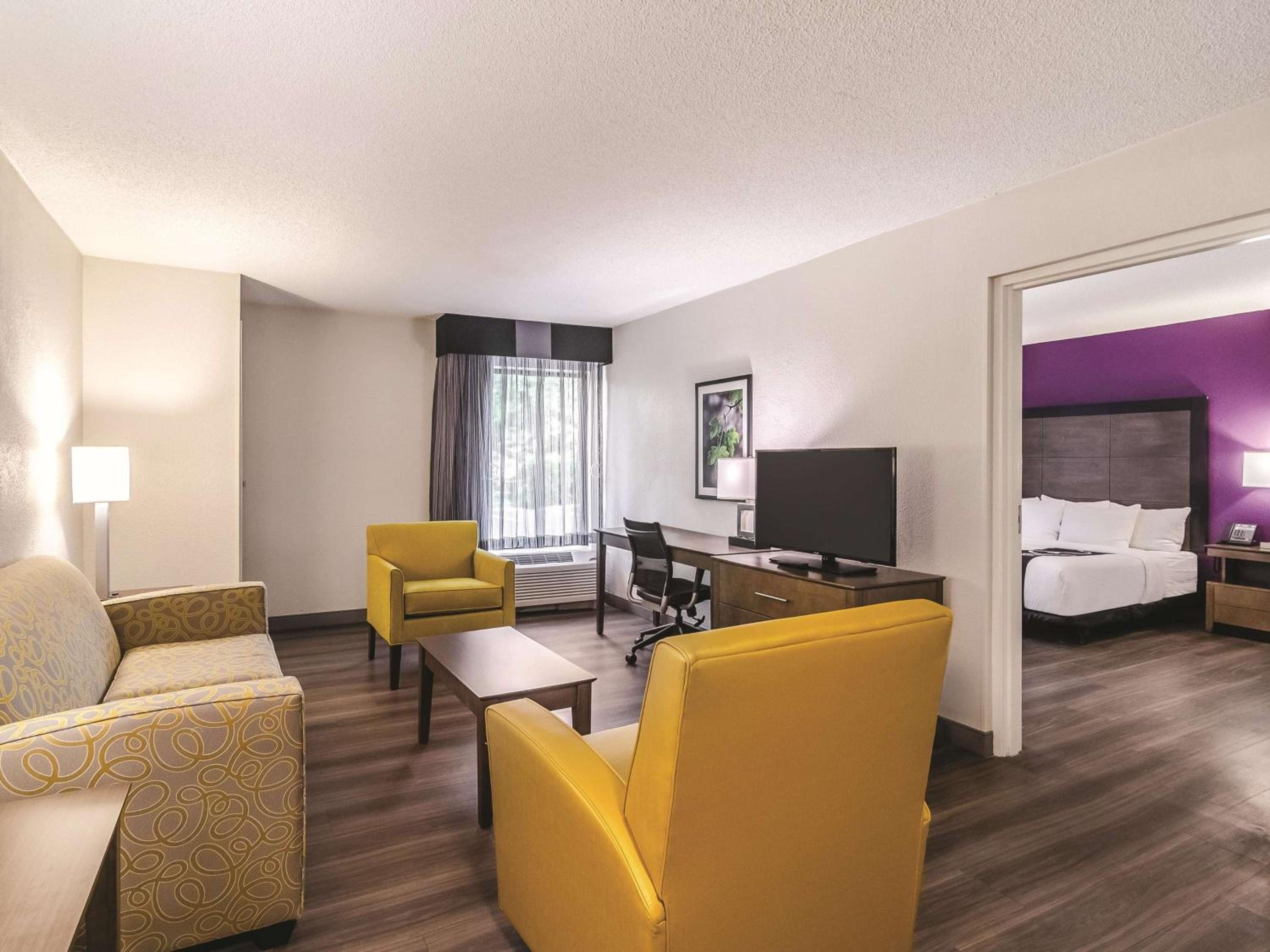 Deluxe King Suite with Mobility/Hearing Impaired Access