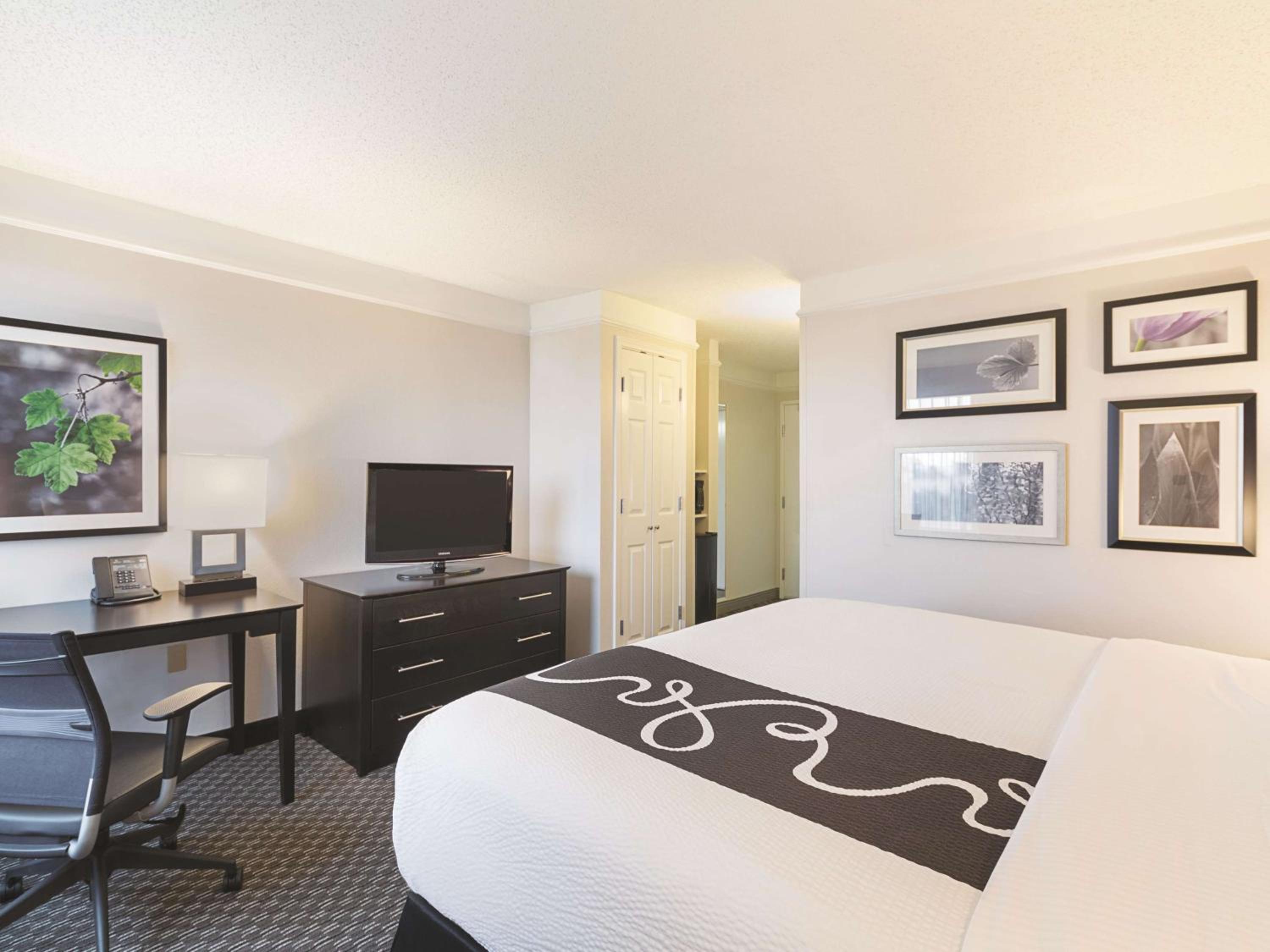 King Room with One King Bed and Bathtub - Non-Smoking - Photo 3