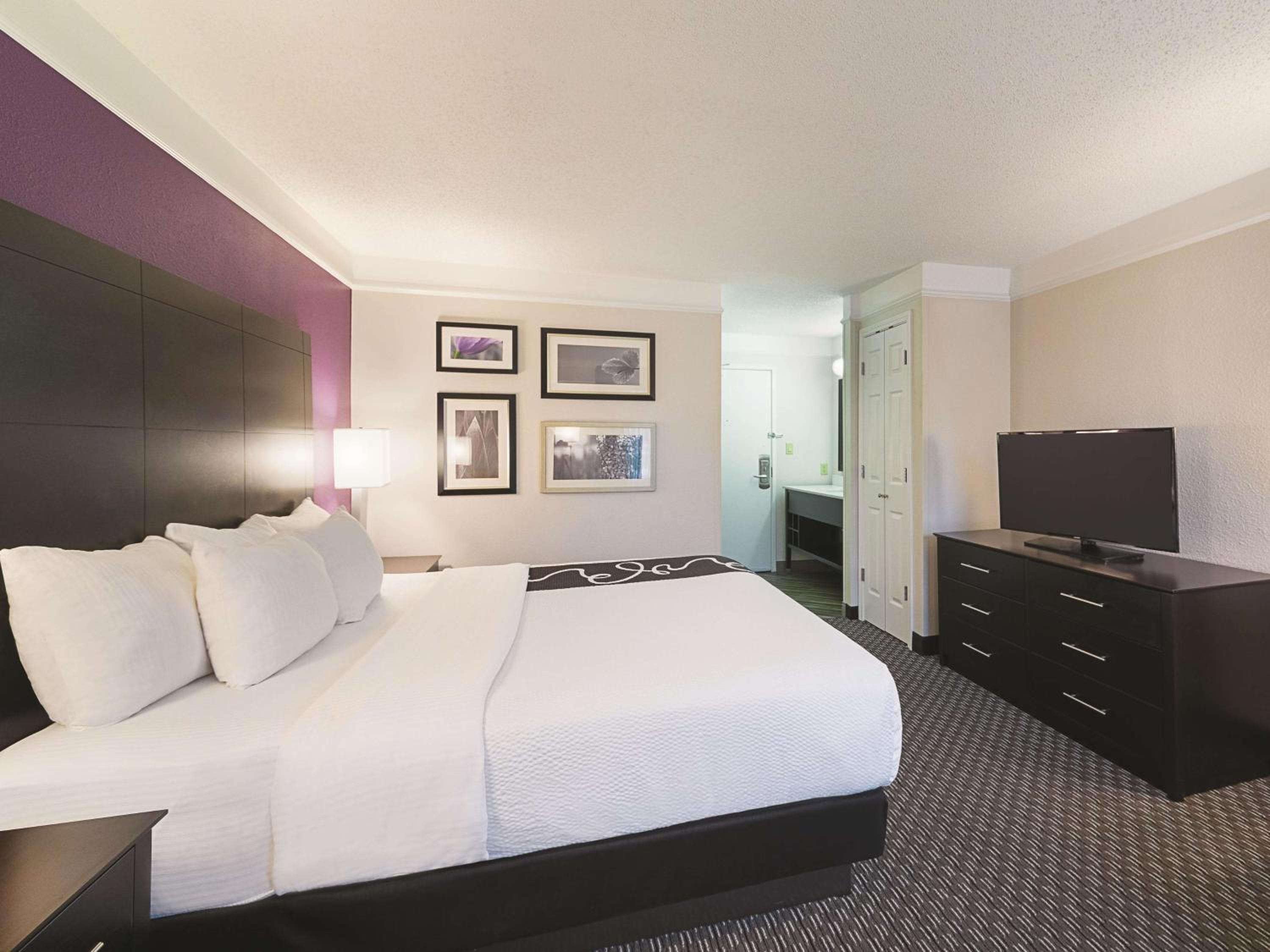 King Room with Bath Tub - Mobility/Hearing Accessible - Non-Smoking - Photo 2