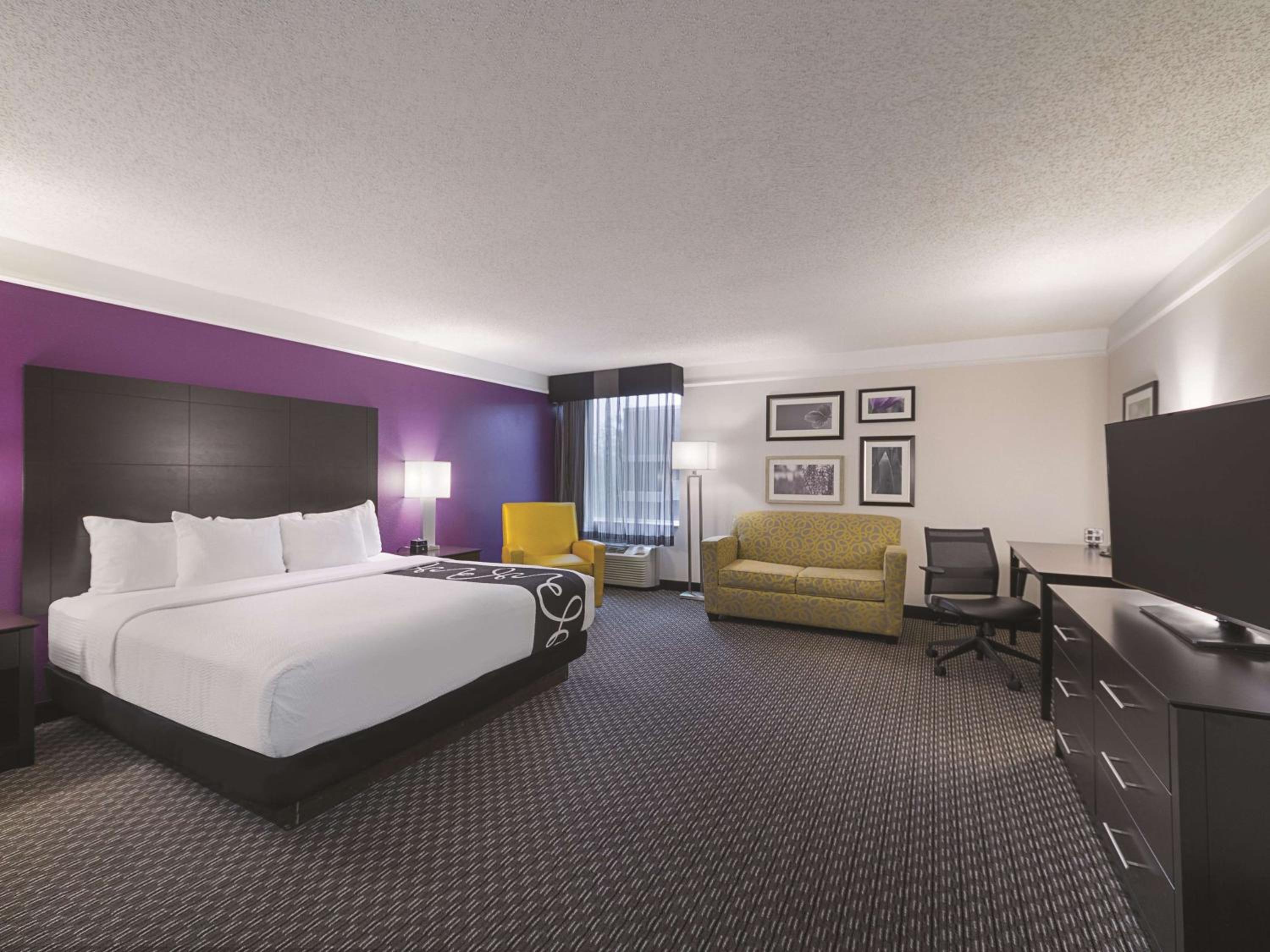 King Room with Sofa Bed - Photo 2