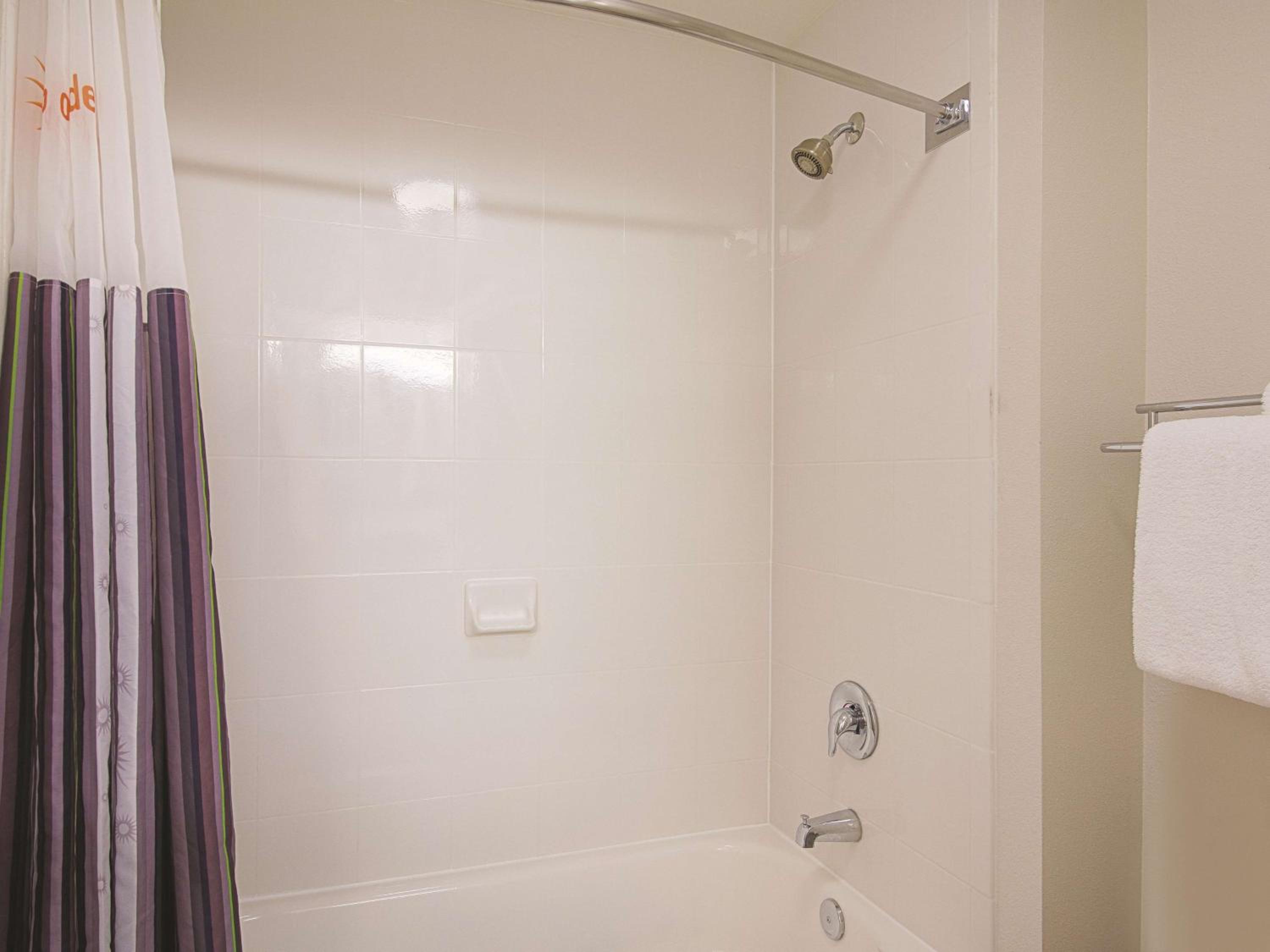 King Room with One King Bed and Bathtub - Non-Smoking - Photo 4