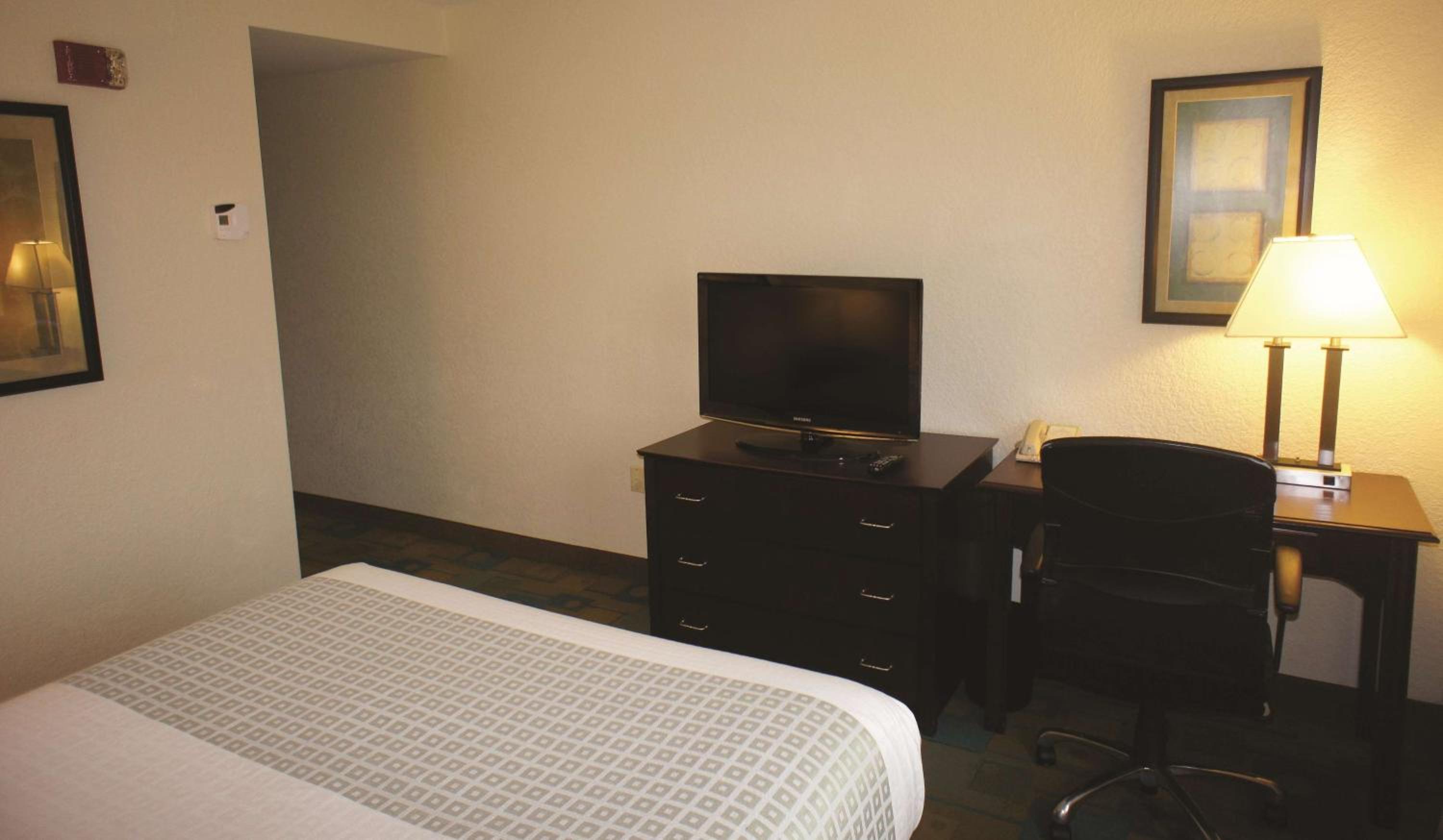Standard Queen Room - Photo 7