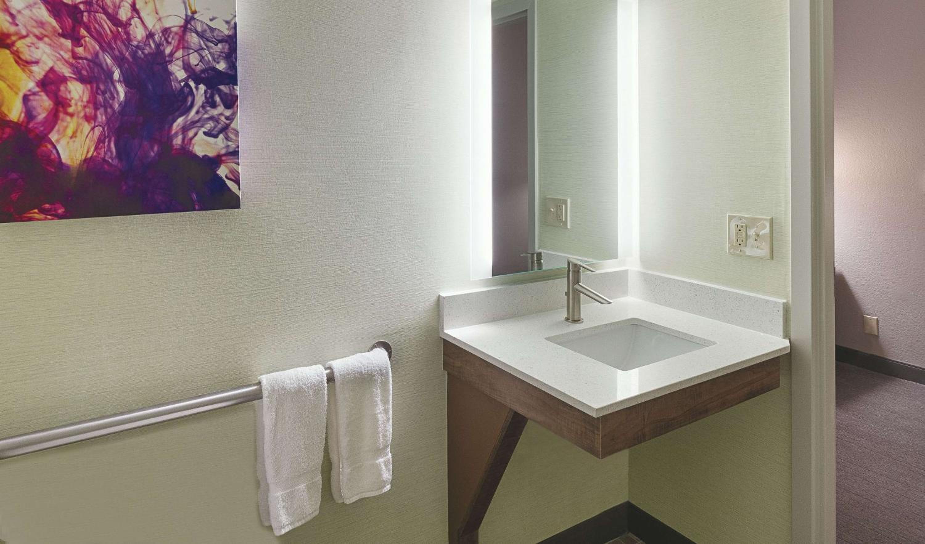 Deluxe King Room with Bath Tub - Mobility Accessible/Non-Smoking - Photo 2