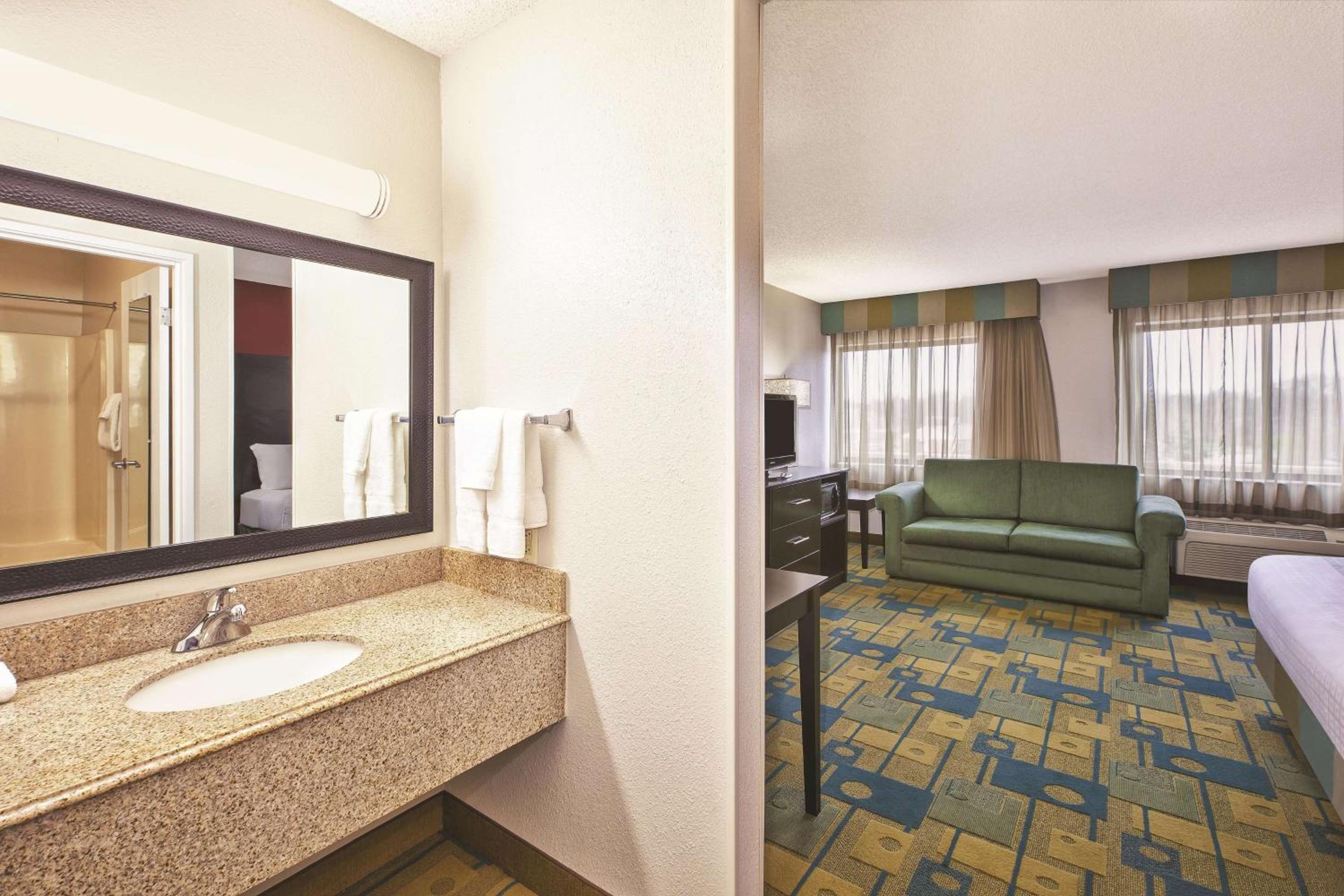 Deluxe King Studio Suite - Non-Smoking - Photo 2