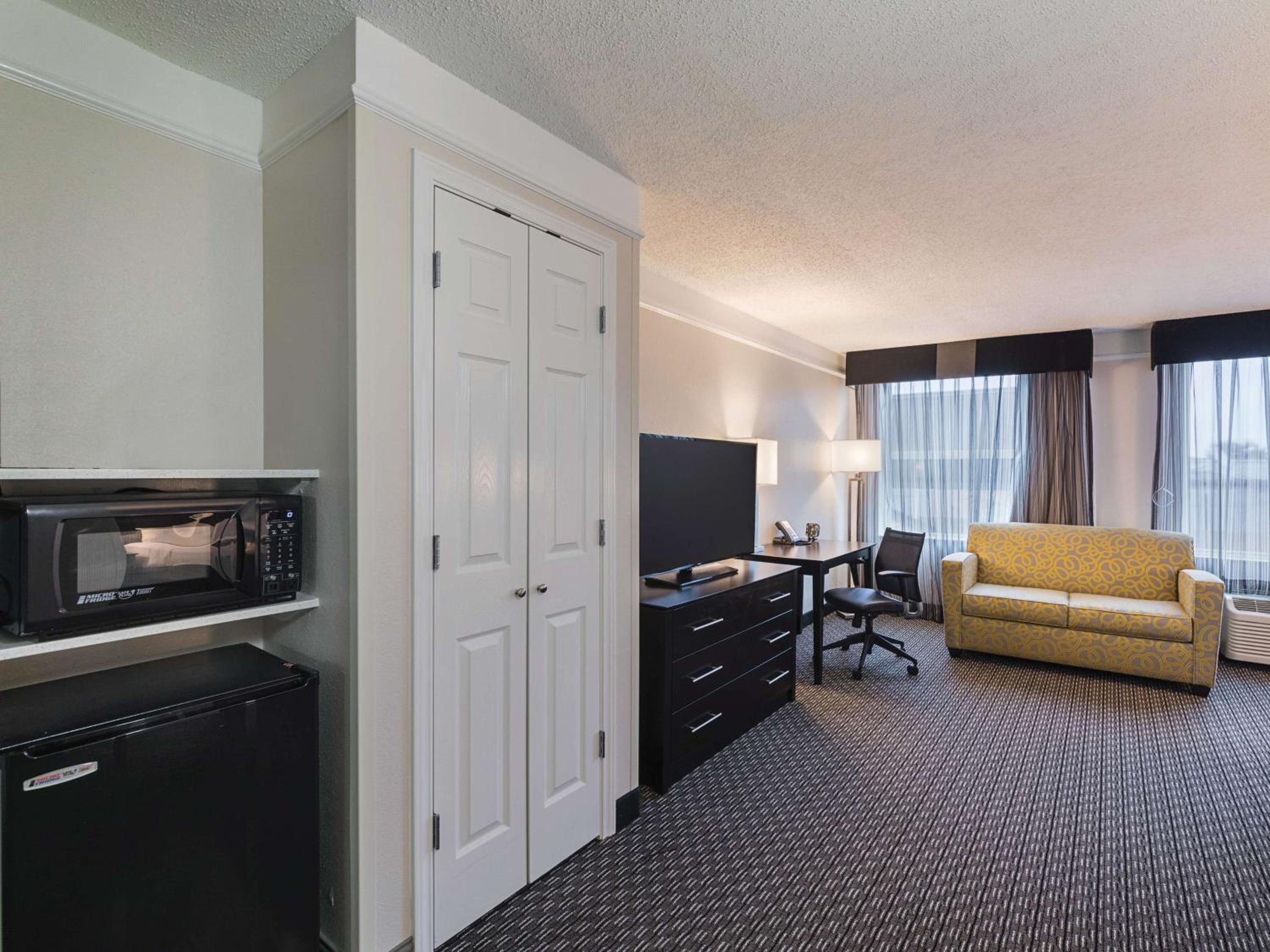King Room with Sofa Bed - Photo 7