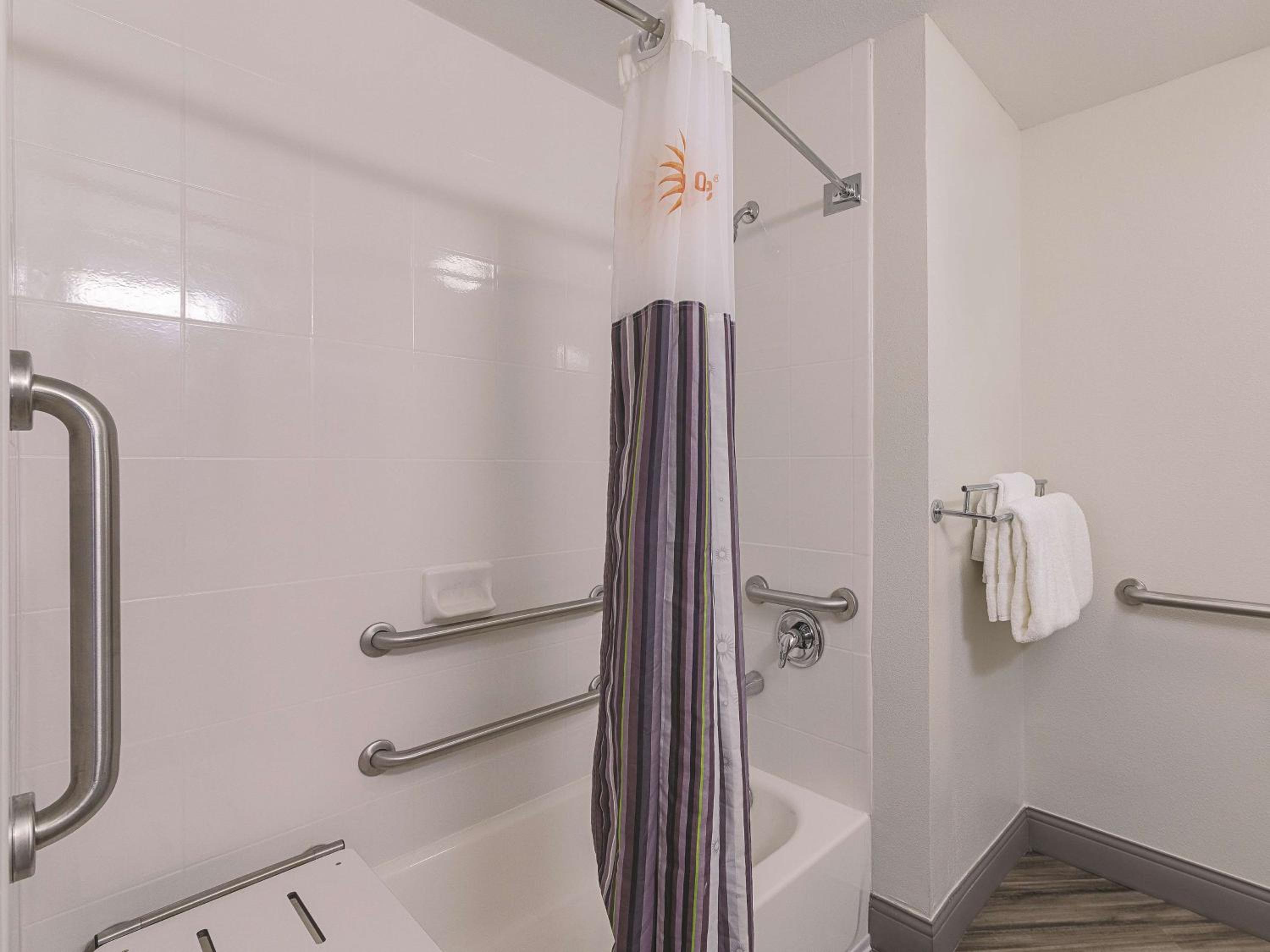 King Room with Bath Tub - Mobility/Hearing Accessible - Non-Smoking - Photo 3
