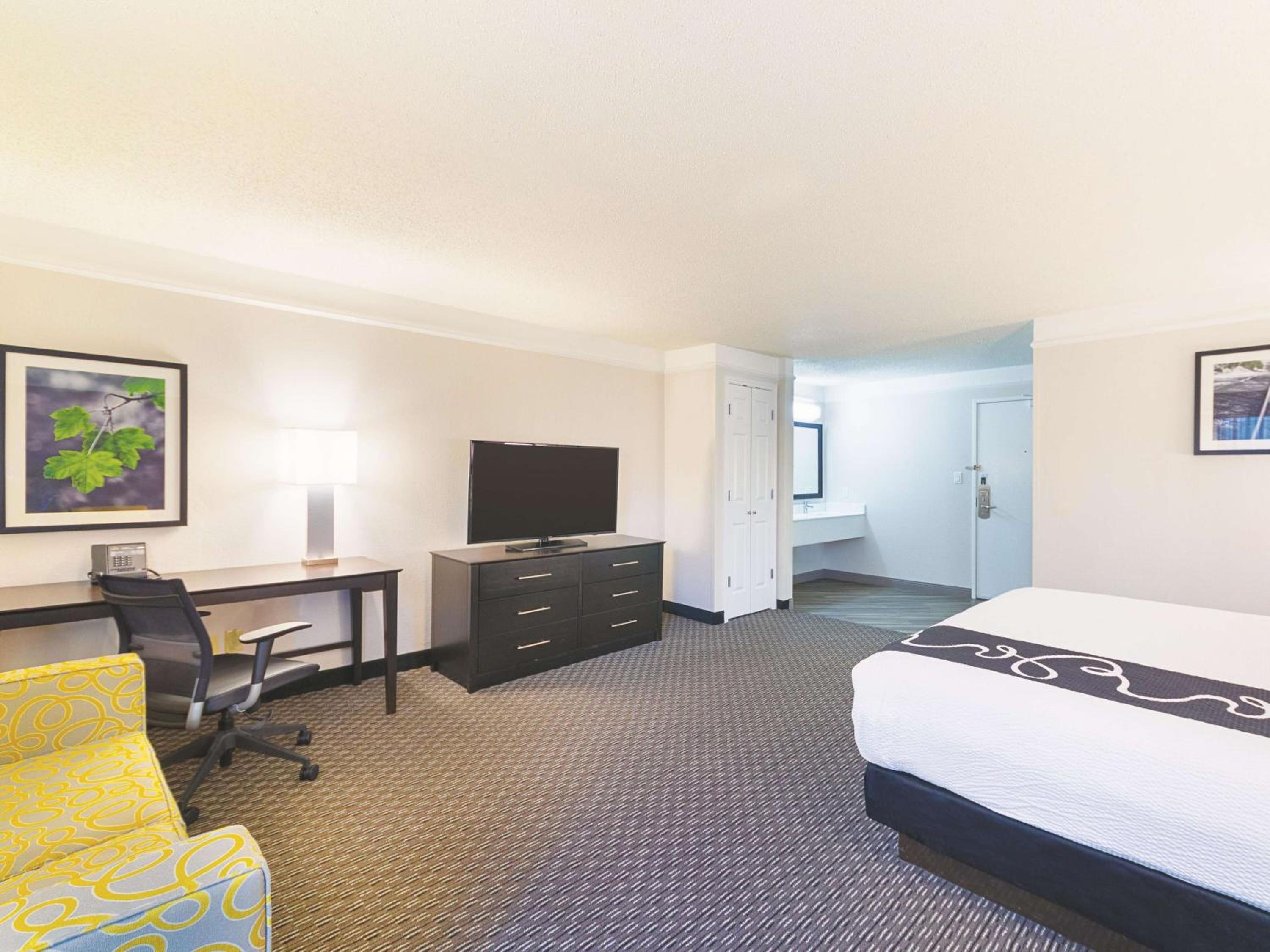 King Room with Sofa Bed - Photo 5