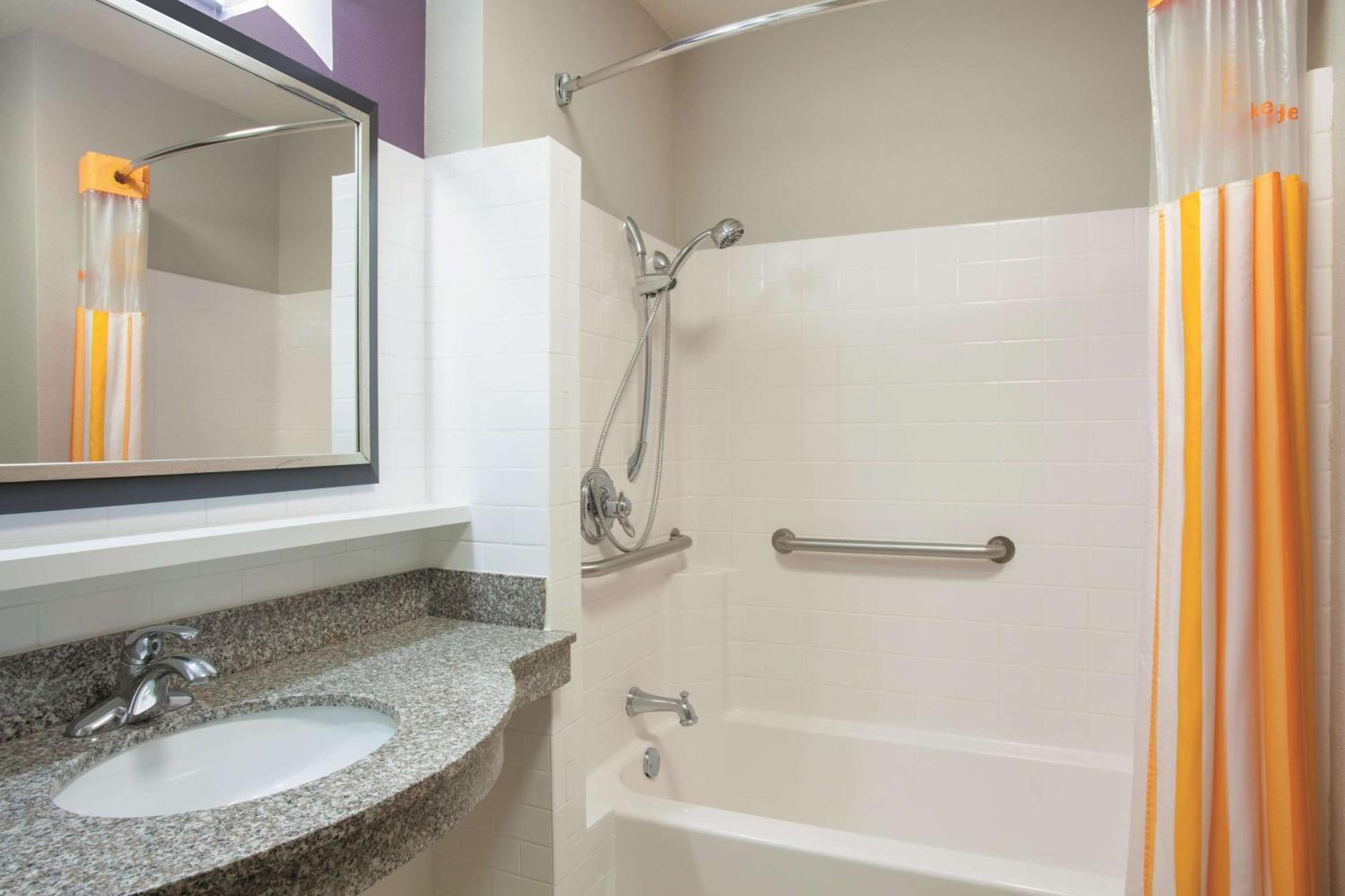 King Room with Bath Tub - Mobility/Hearing Accessible - Non-Smoking - Photo 3