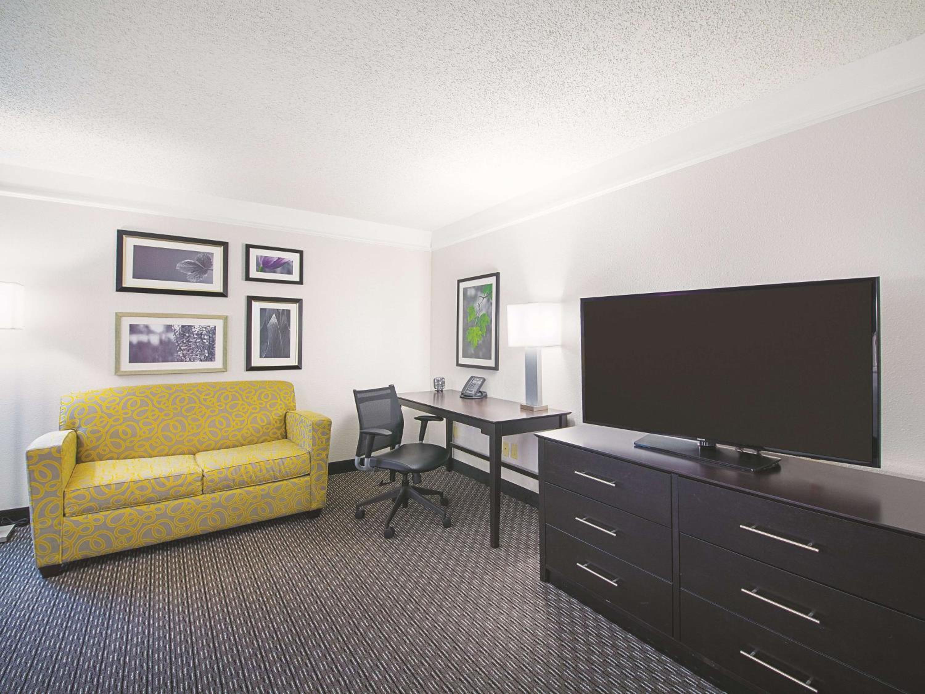 King Room with Sofa Bed - Photo 6