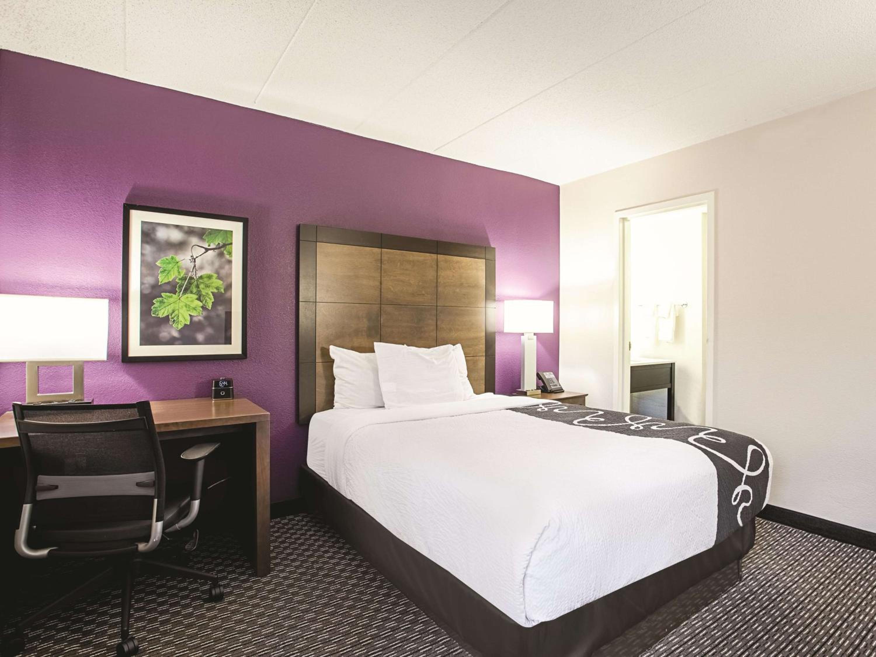 Standard Room 1 Queen Bed - Photo 3