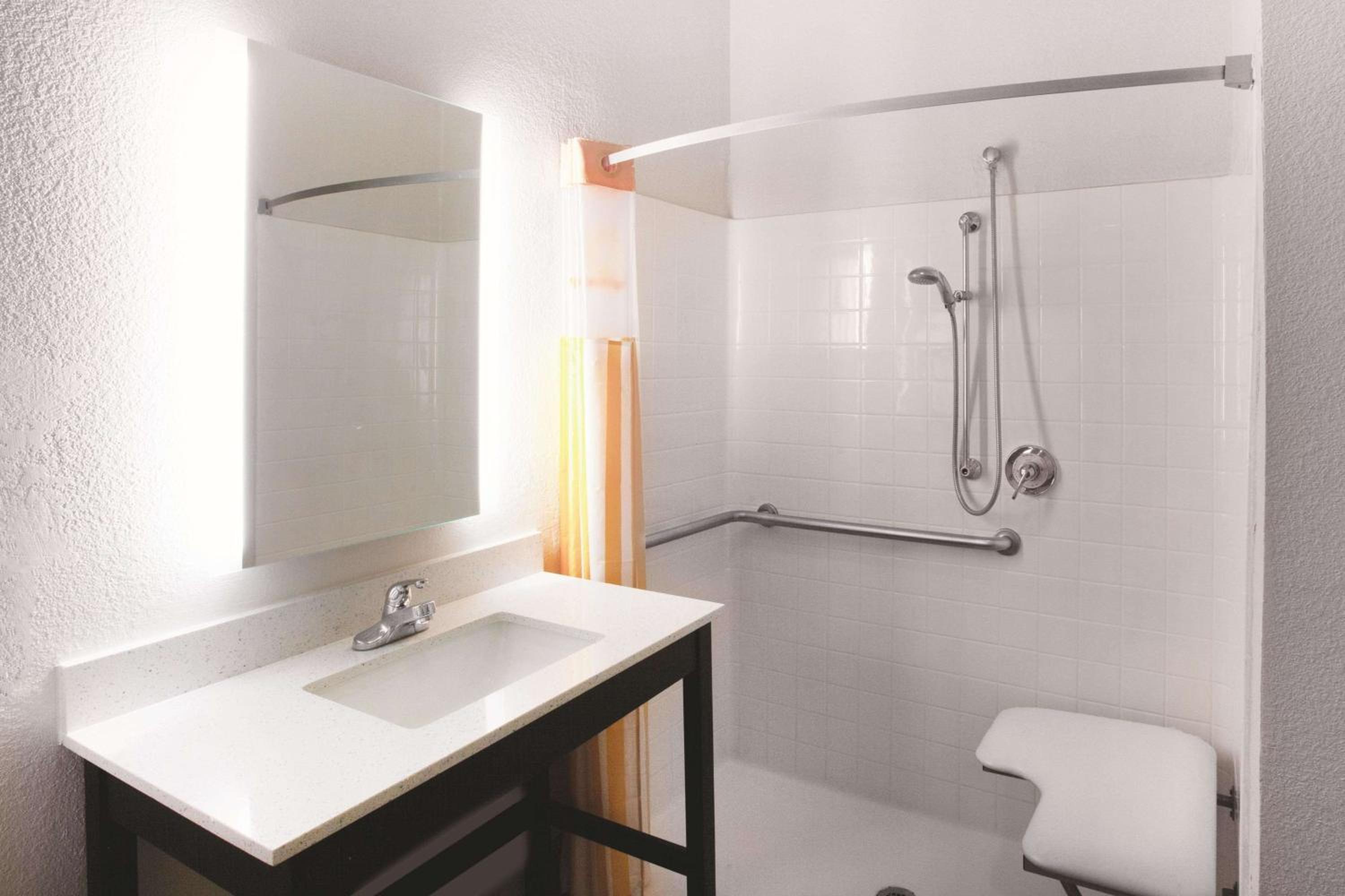 1 King Bed, Deluxe Mobility/Hearing Accessible Room, Roll-In Shower, Non-Smoking - Photo 2