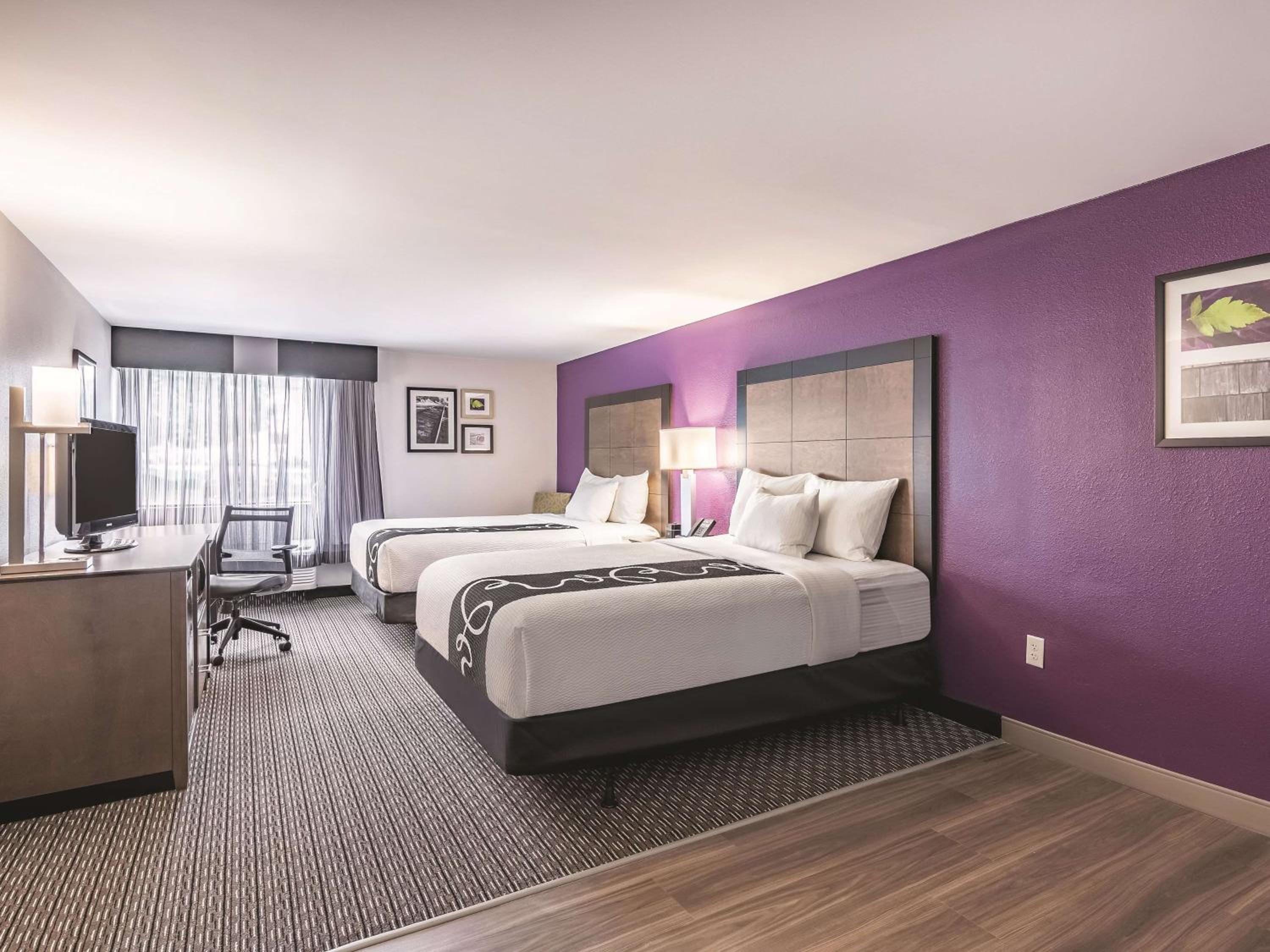 Queen Room with Two Queen Beds - Mobility Access/Non-Smoking, photo 6