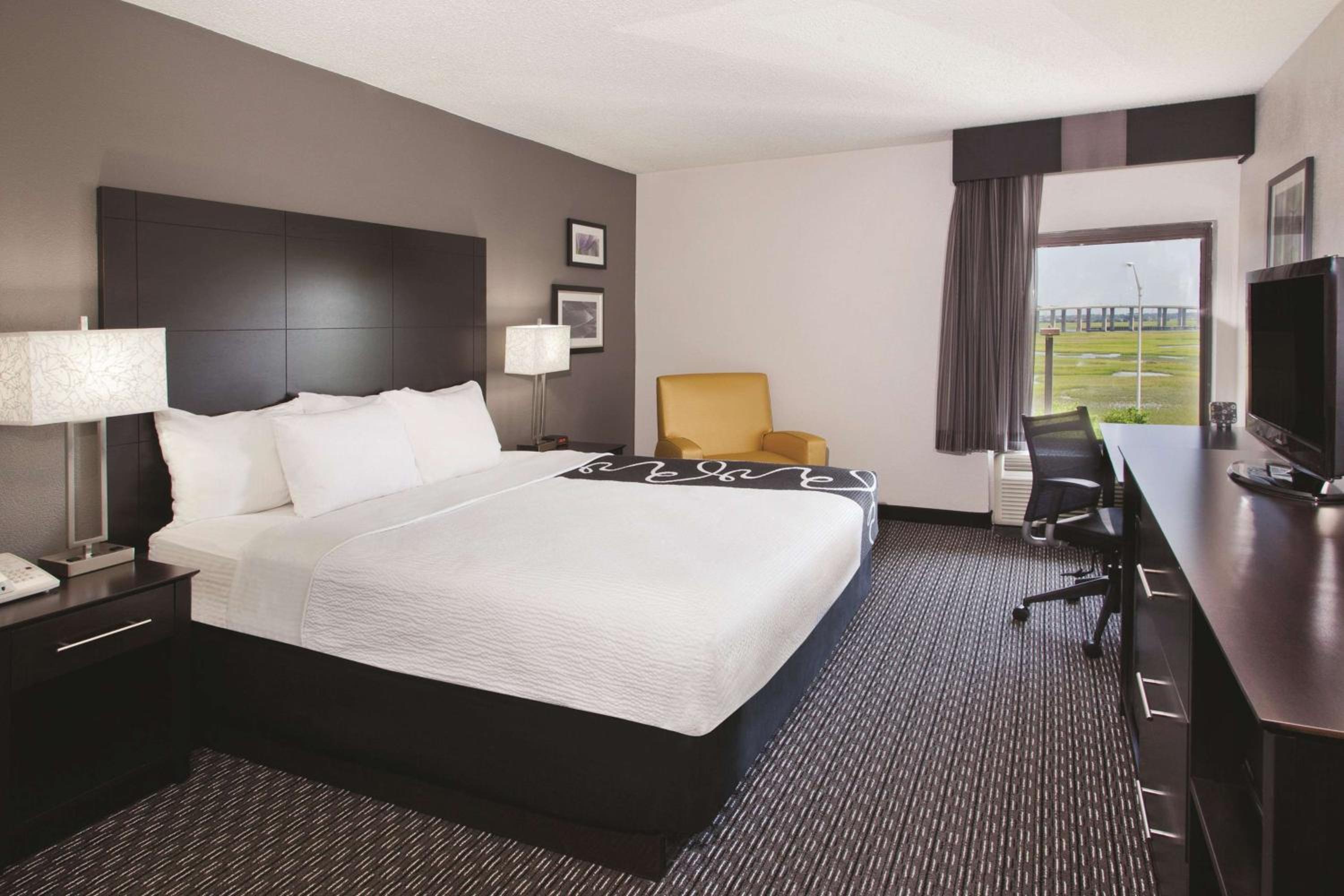 Deluxe King Room - Non-Smoking - Photo 4