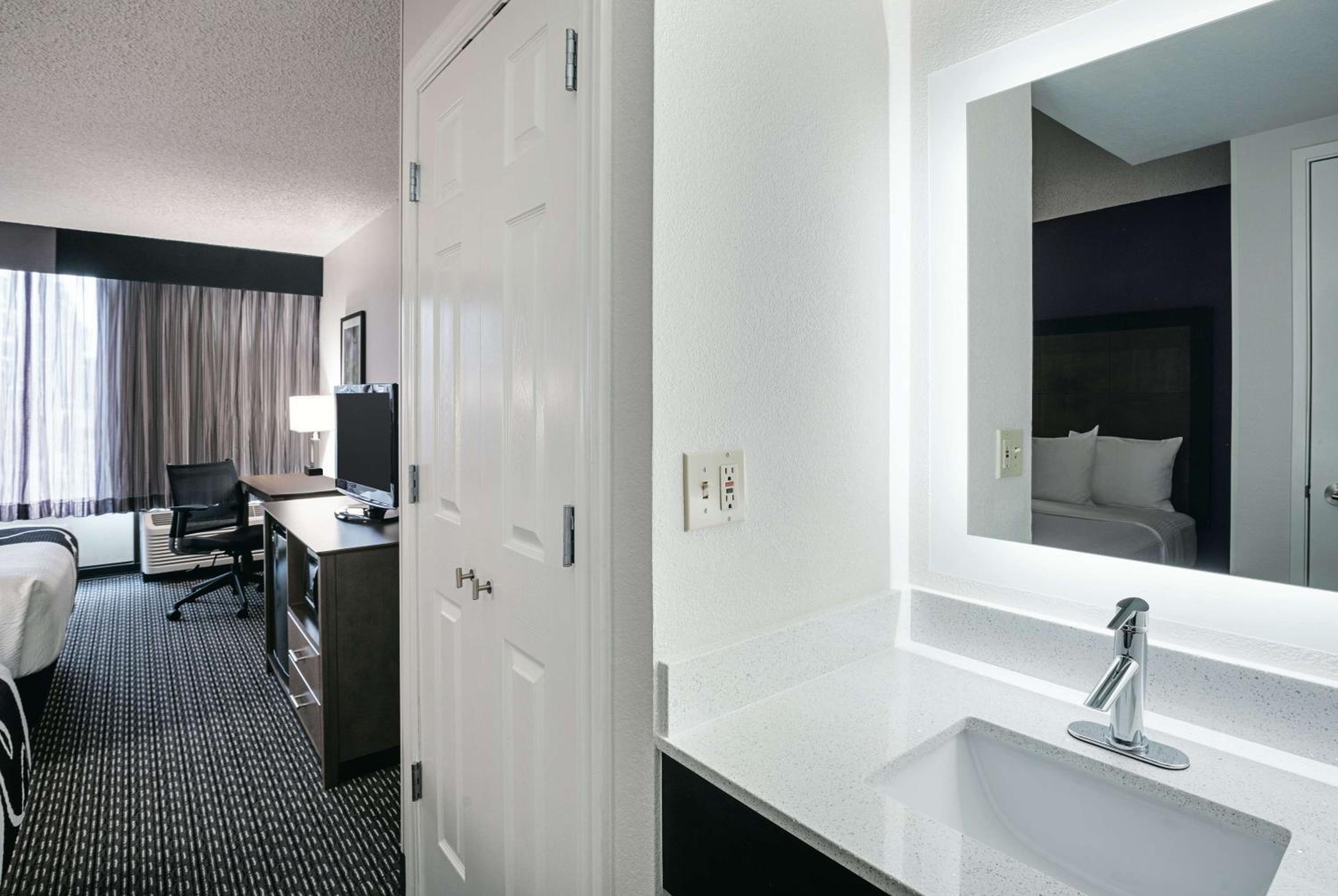 Deluxe Room with Two Queen Beds - Photo 2