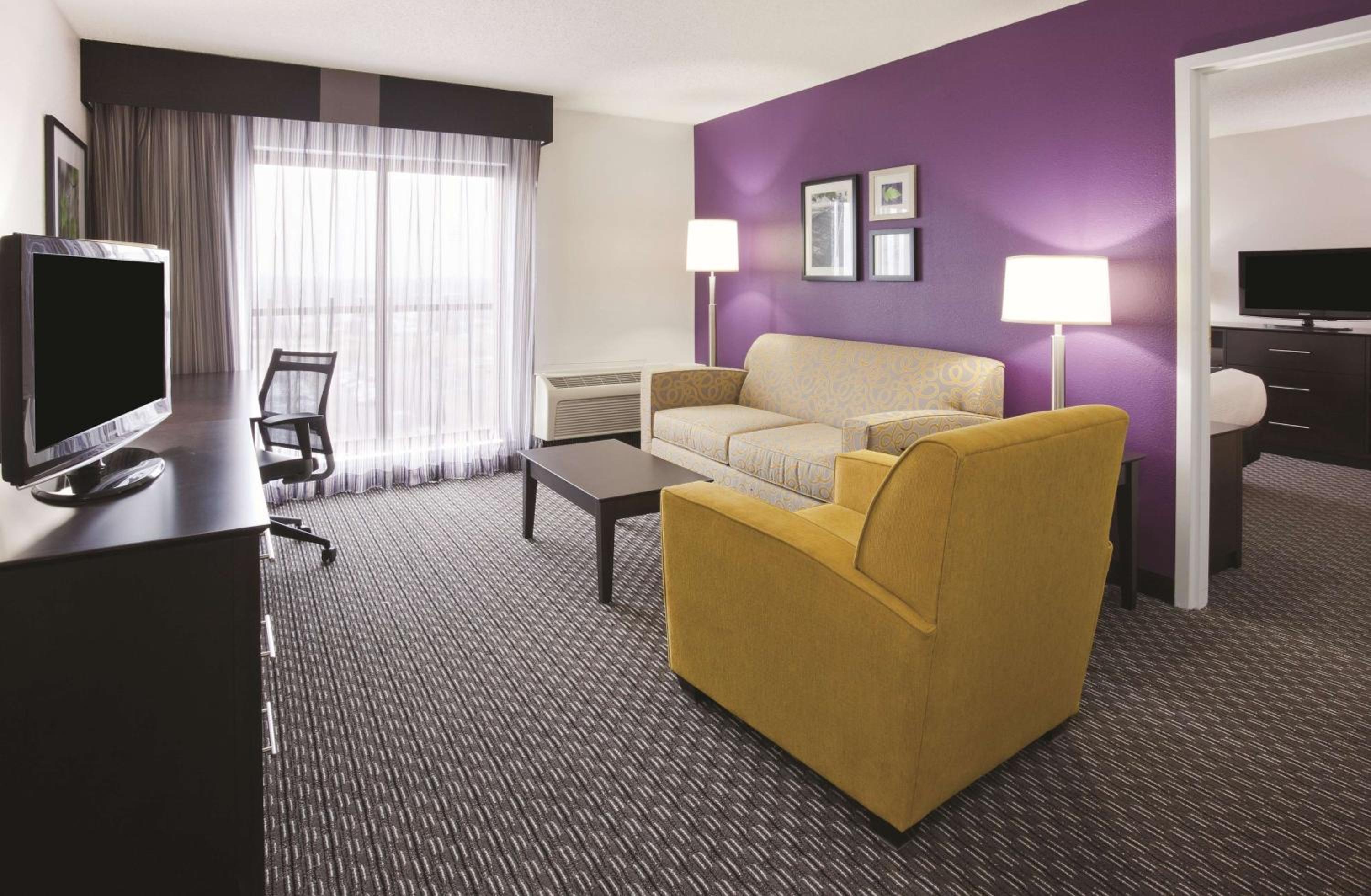 Deluxe King Room - Photo 6