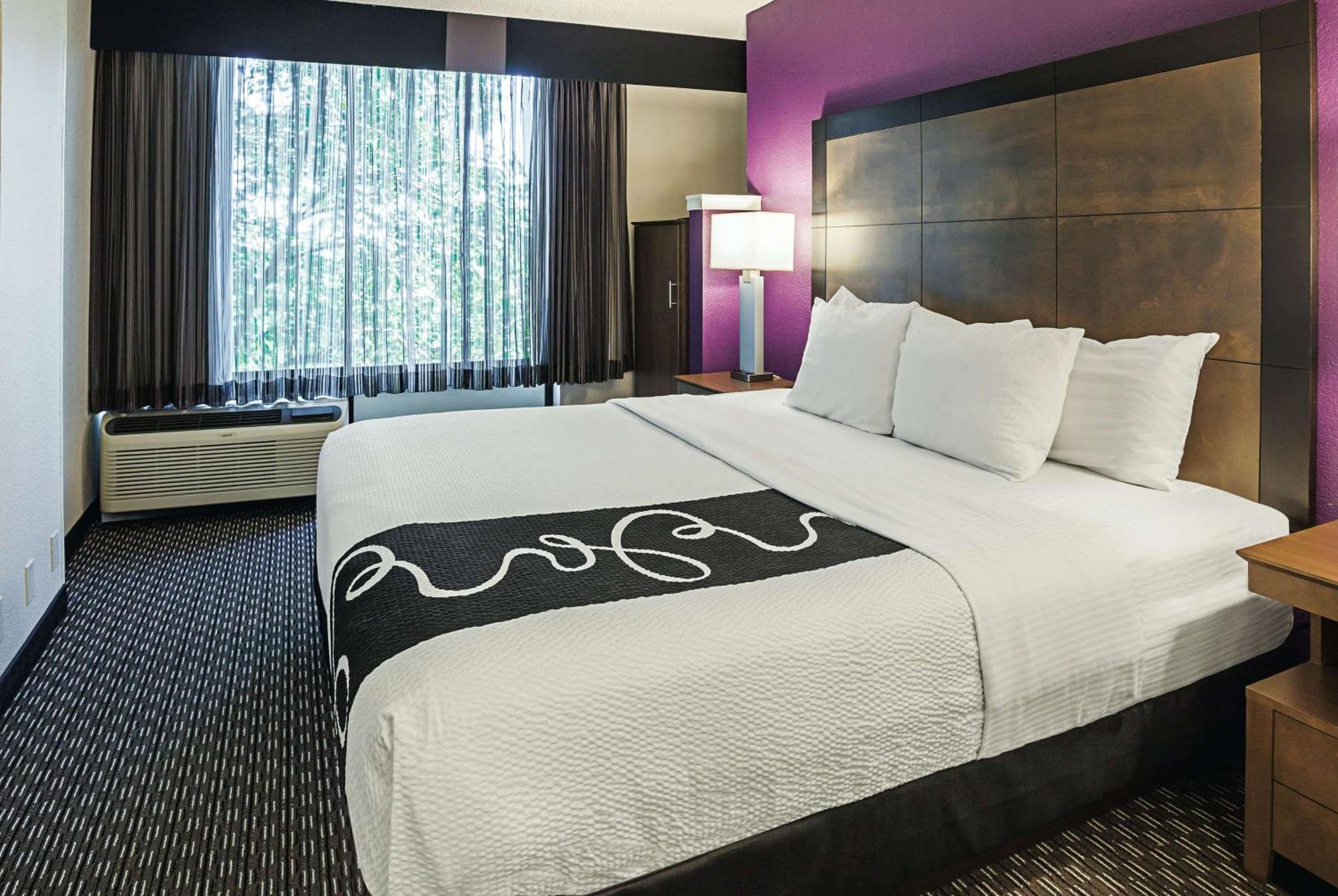 King Room - Non-Smoking - Photo 3