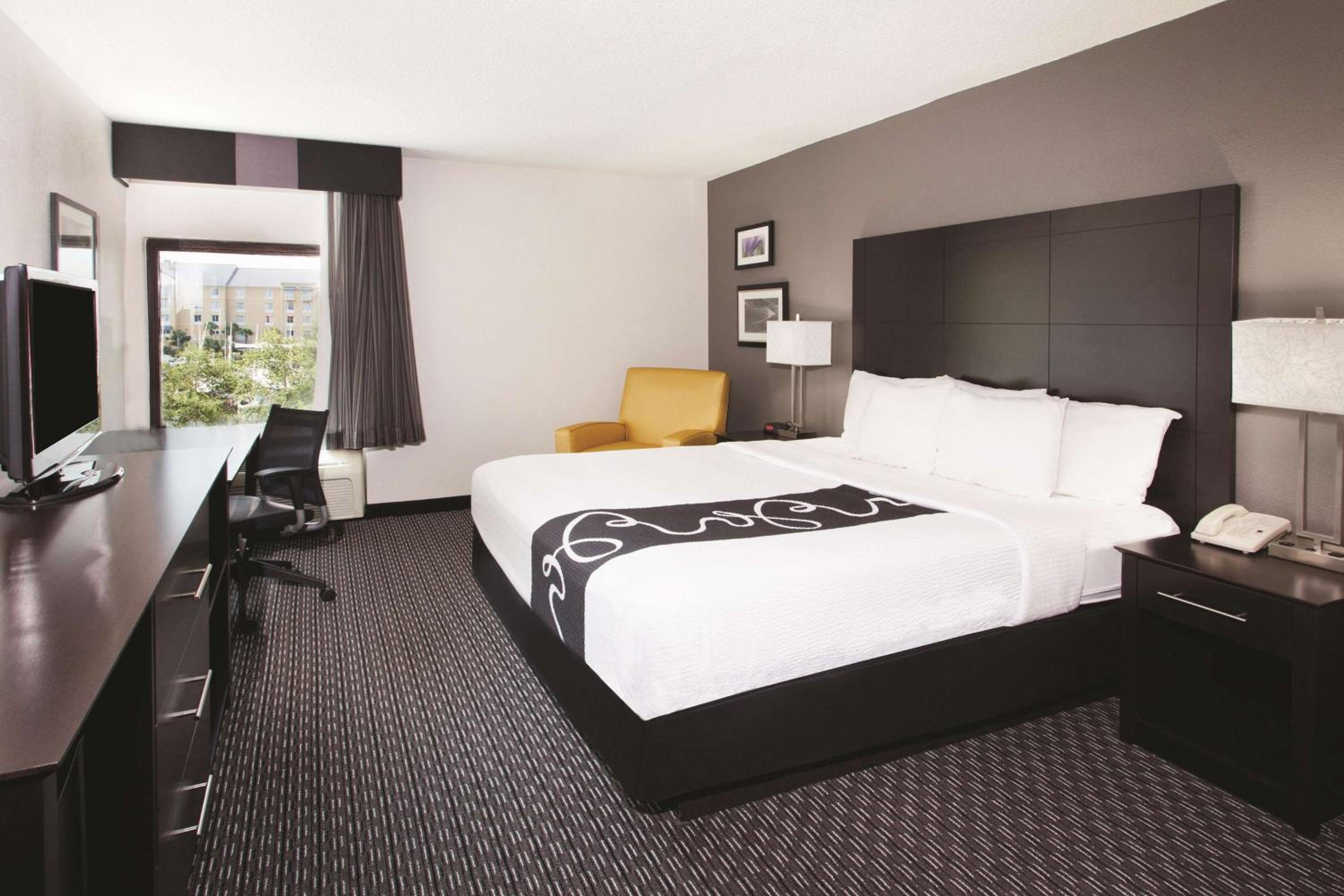 Deluxe King Room - Non-Smoking - Photo 1