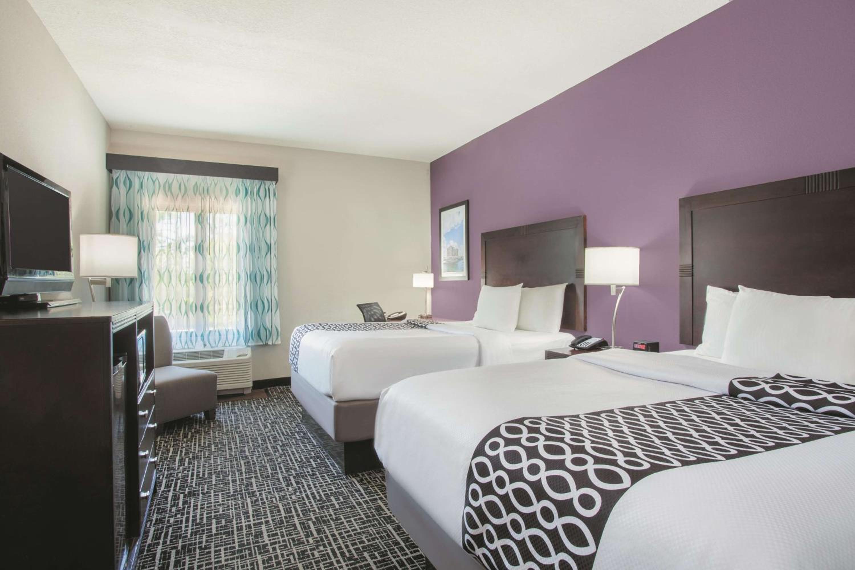 Queen Room with Two Queen Beds - Non-Smoking - Photo 3