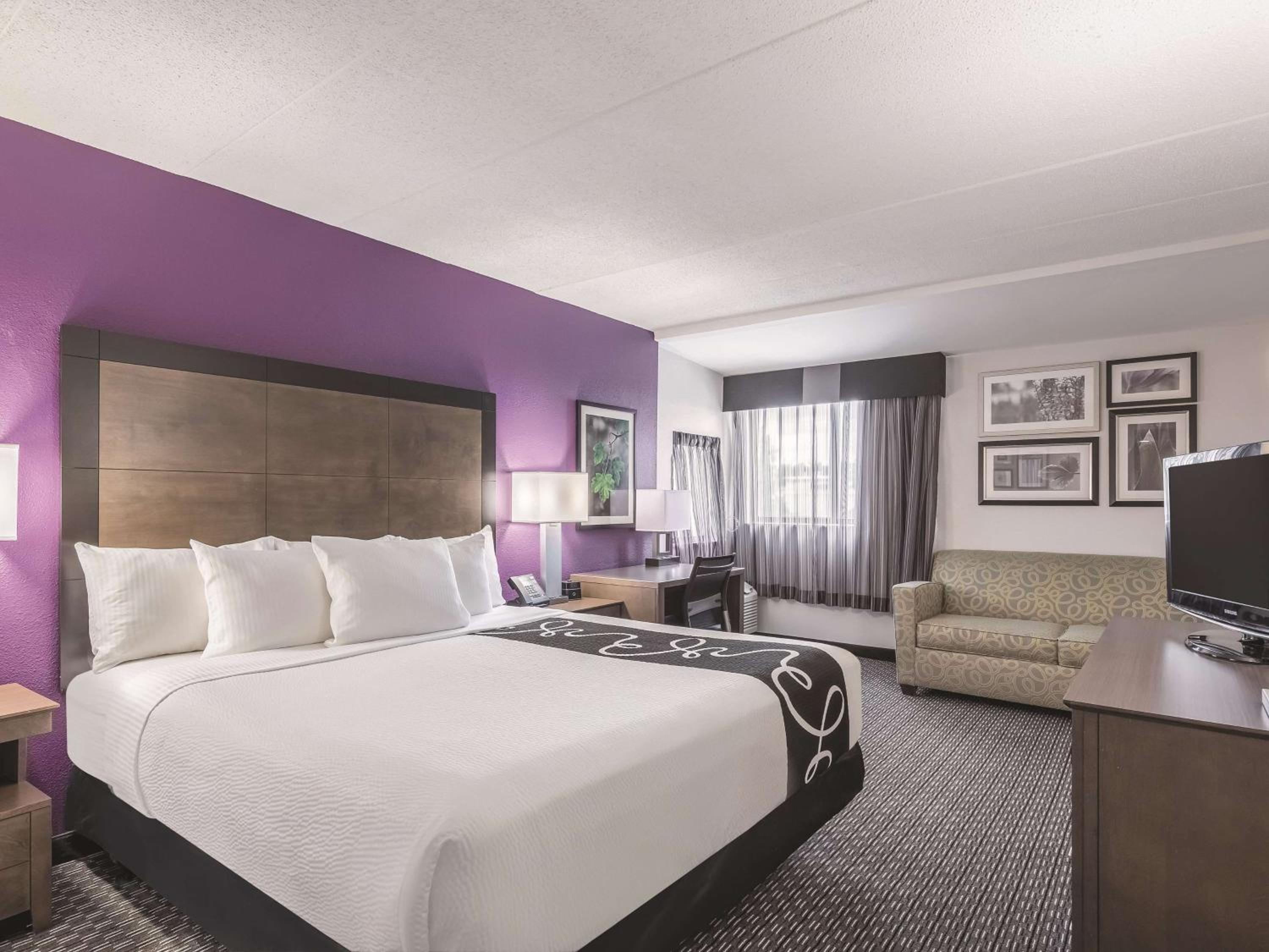 Deluxe King Room with Mobility/Hearing Impaired Access - Non-Smoking - Photo 4