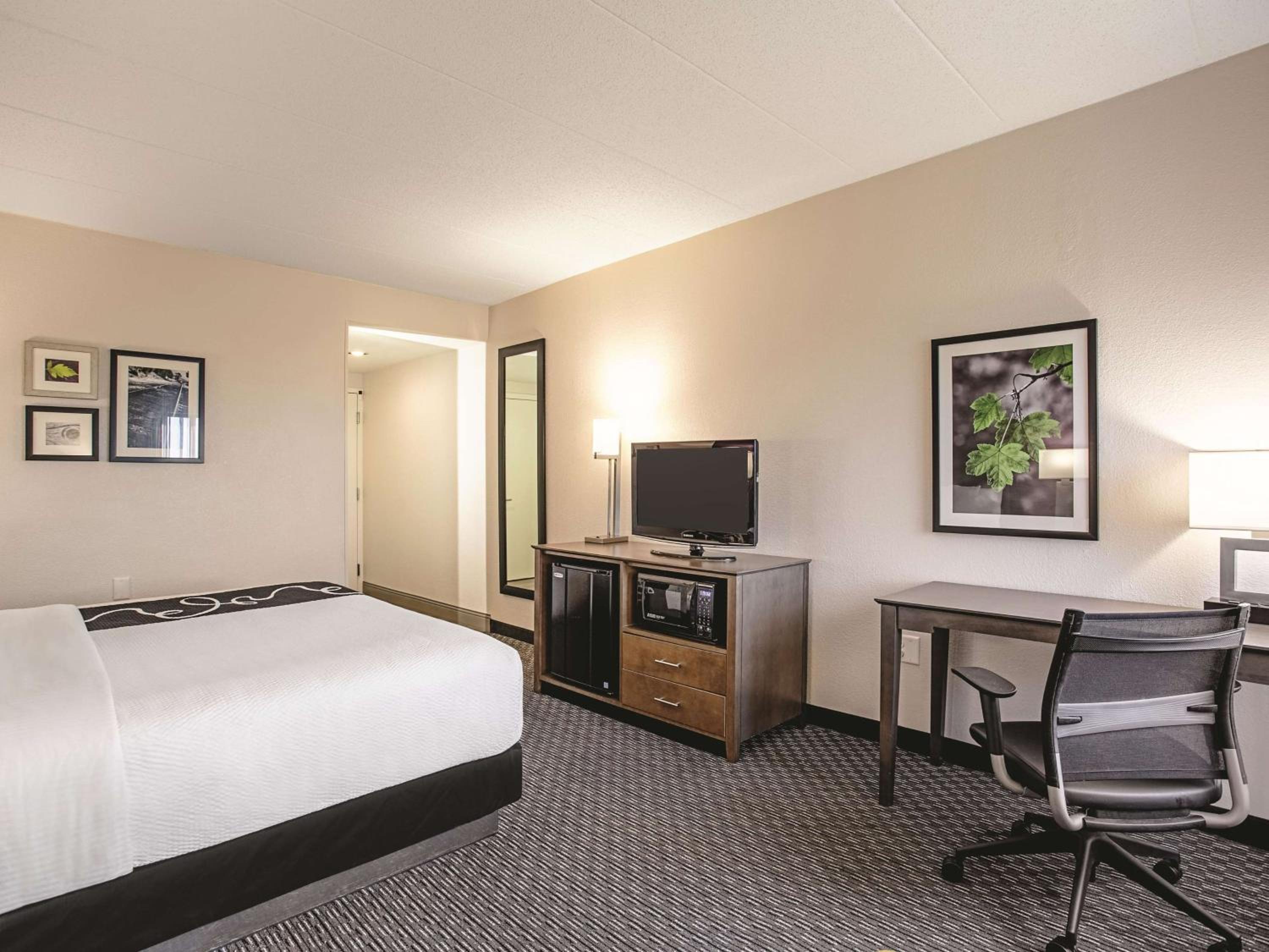 King Room - Non-Smoking - Photo 6