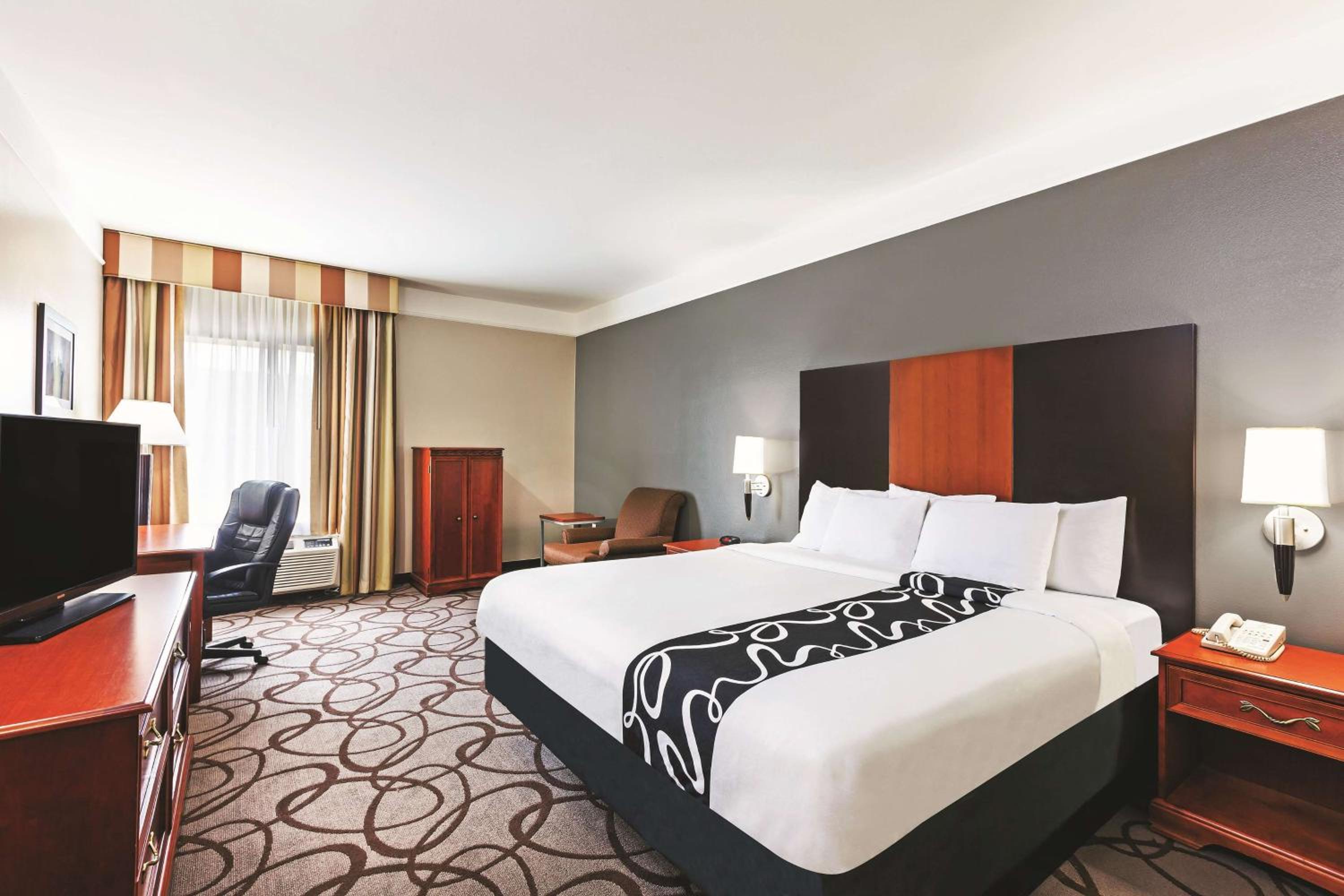 Deluxe King Room - Photo 2
