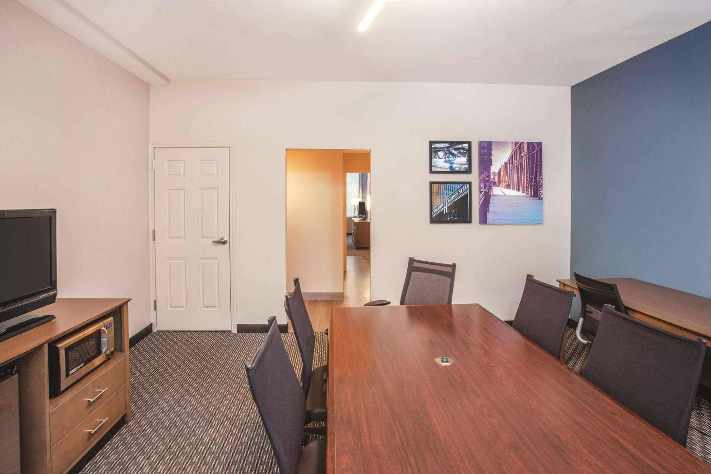 One-Bedroom Suite with One King Bed and One Queen Trundle Bed - Non-Smoking - Photo 2