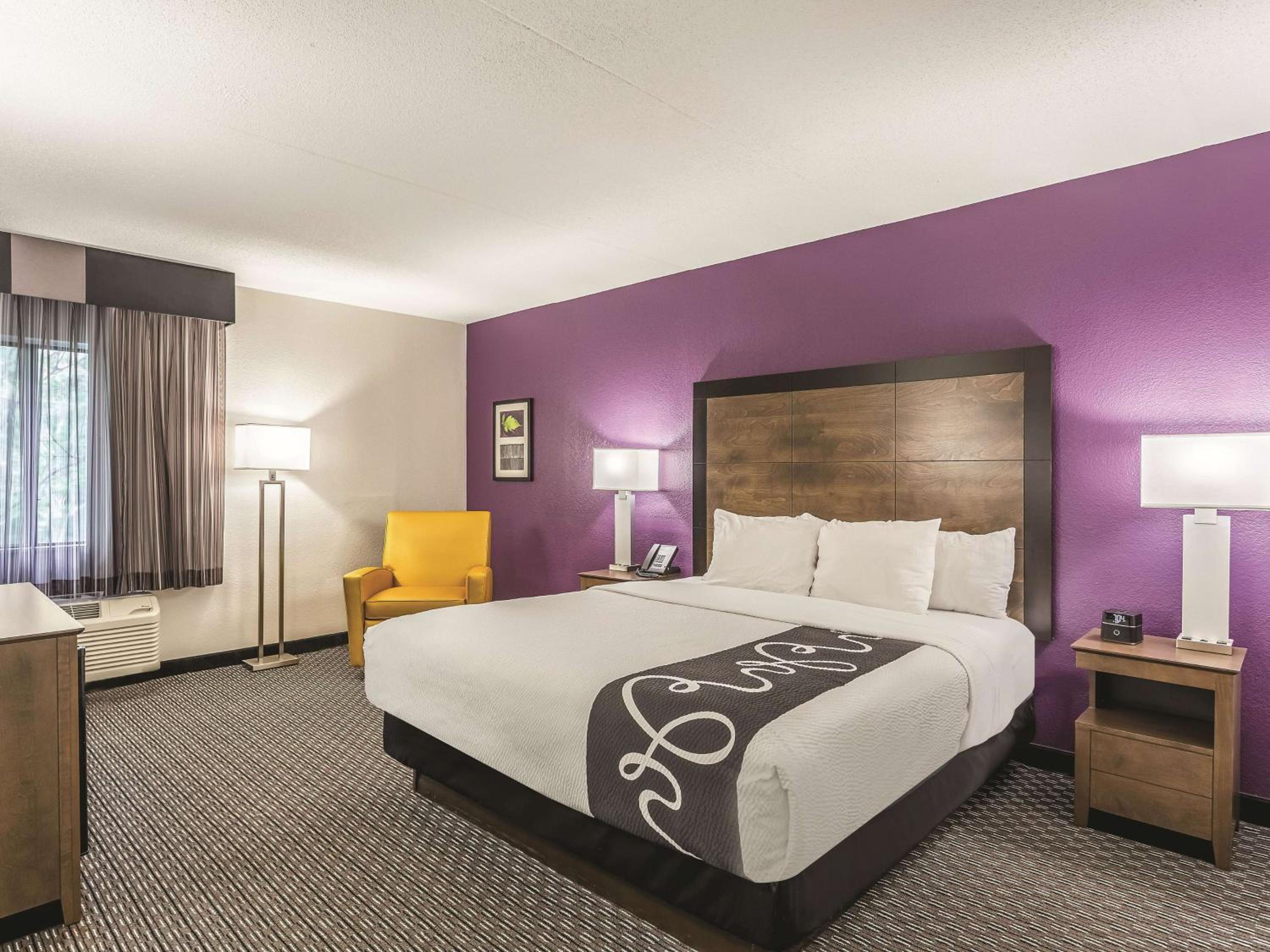 King Room with Sofa Bed - Photo 6