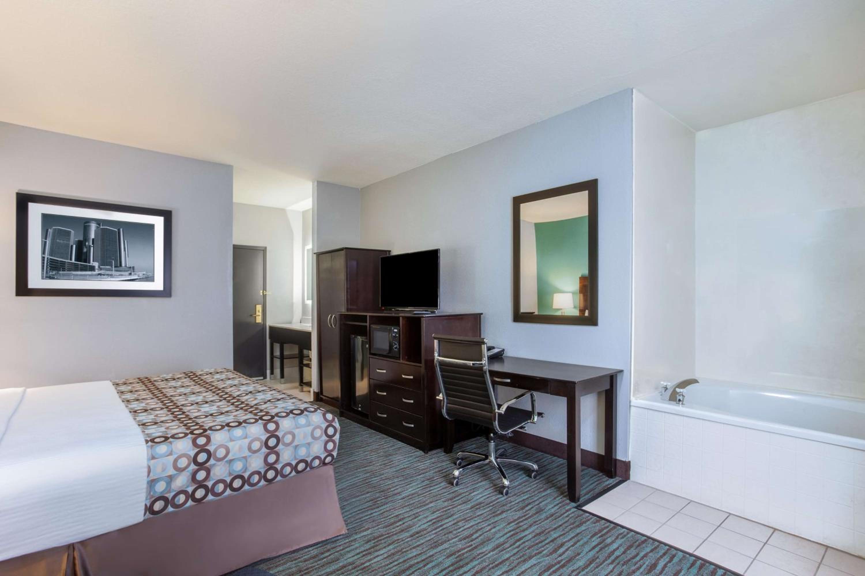 Deluxe King Suite - Non-Smoking photo 1