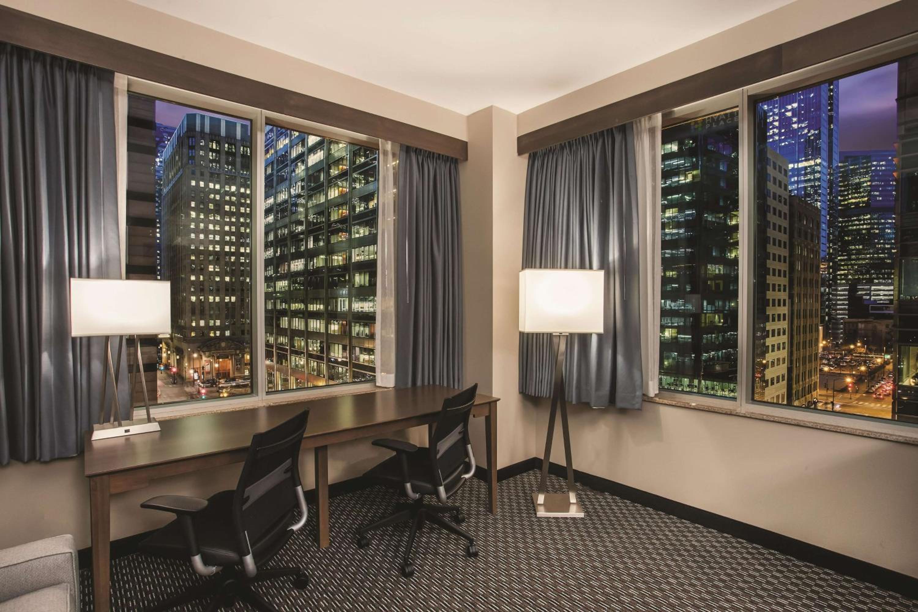 Corner King Suite with Sofa Bed and Panoramic City View - Non-Smoking - Photo 6