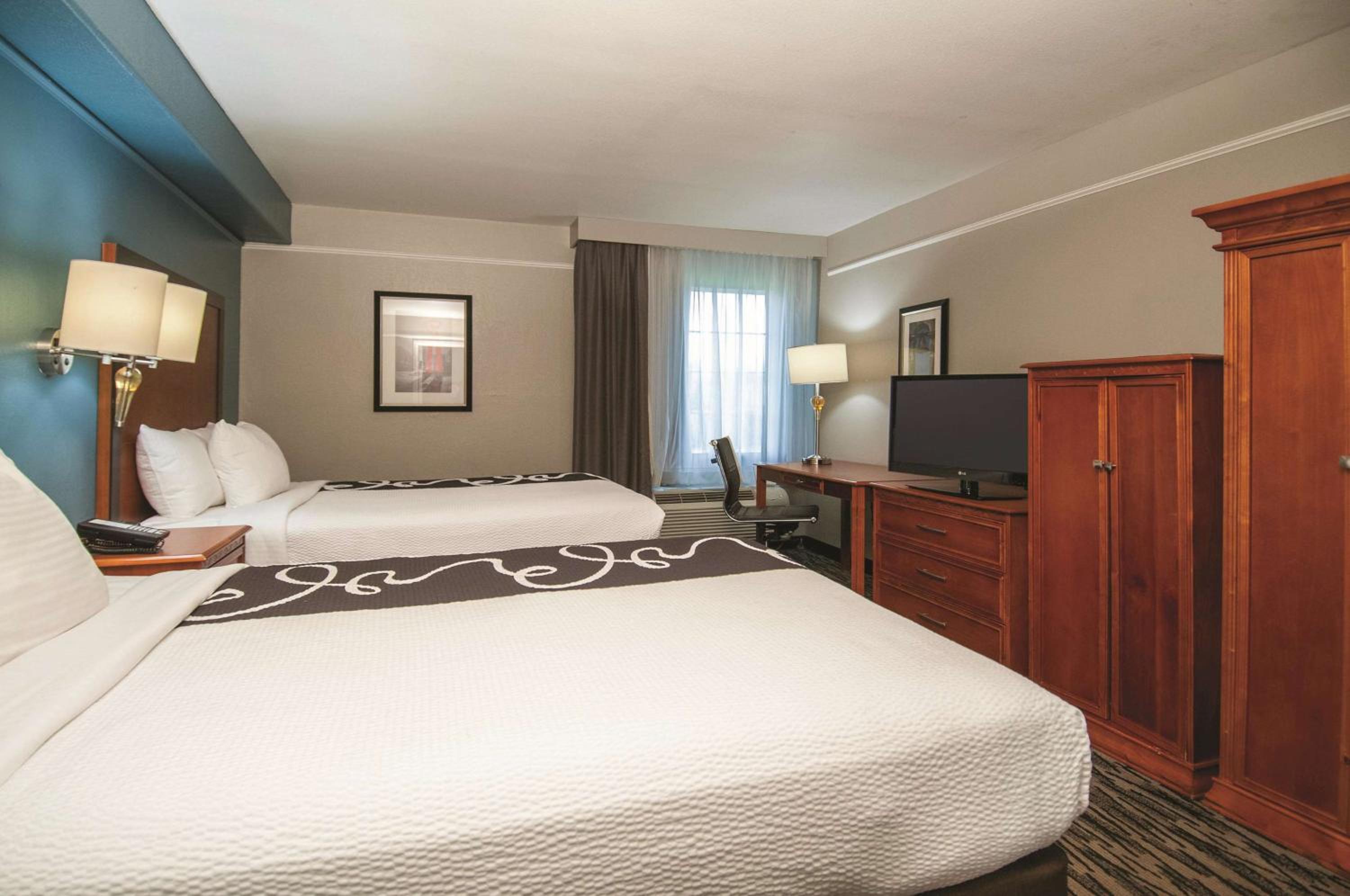 Deluxe Double Room with Two Double Beds - Photo 2
