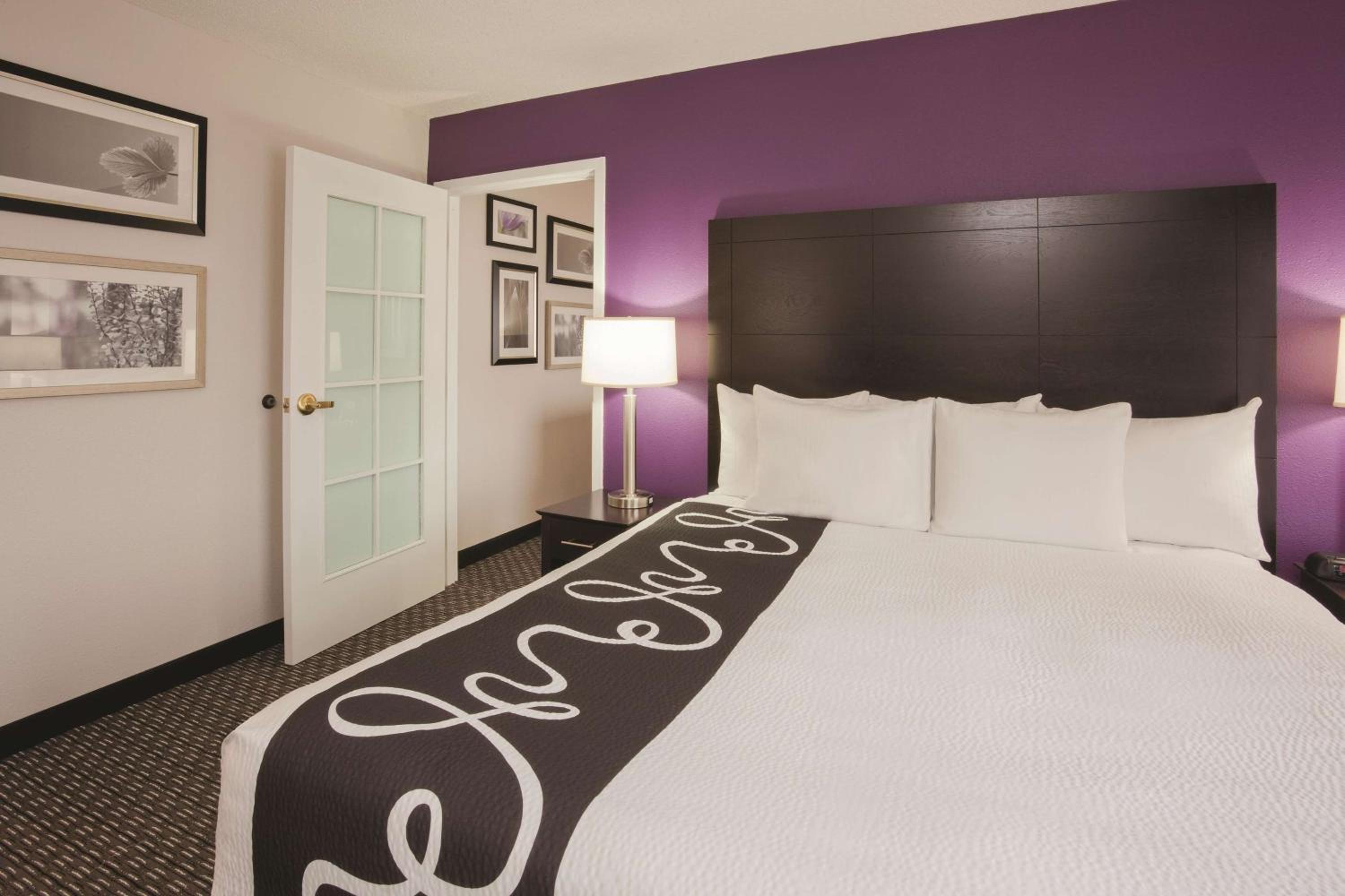 Deluxe King Suite with Mobility/Hearing Impaired Access - Non-Smoking - Photo 1
