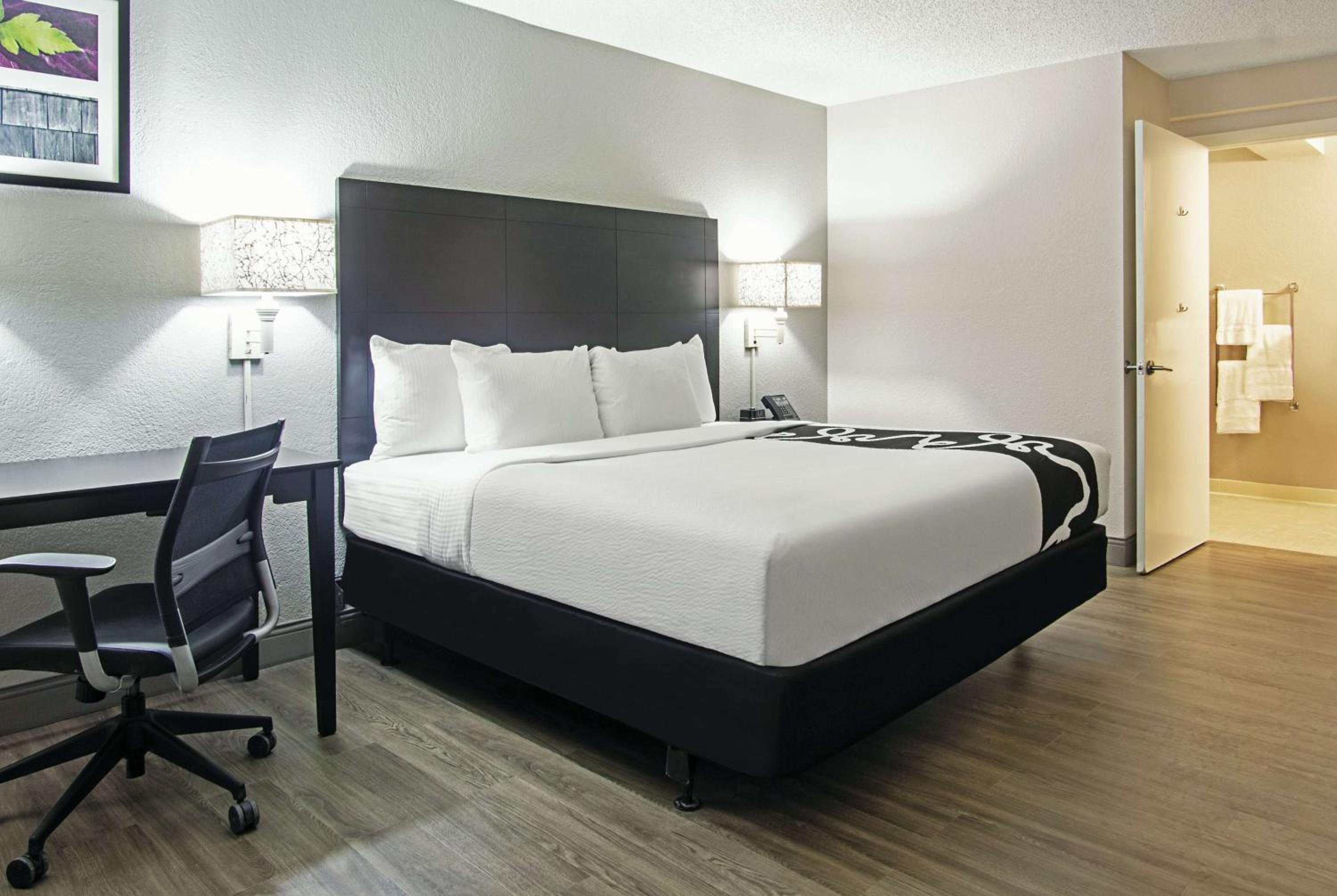 King Room With Bath Tub - Mobility Accessible/Non-Smoking photo 2