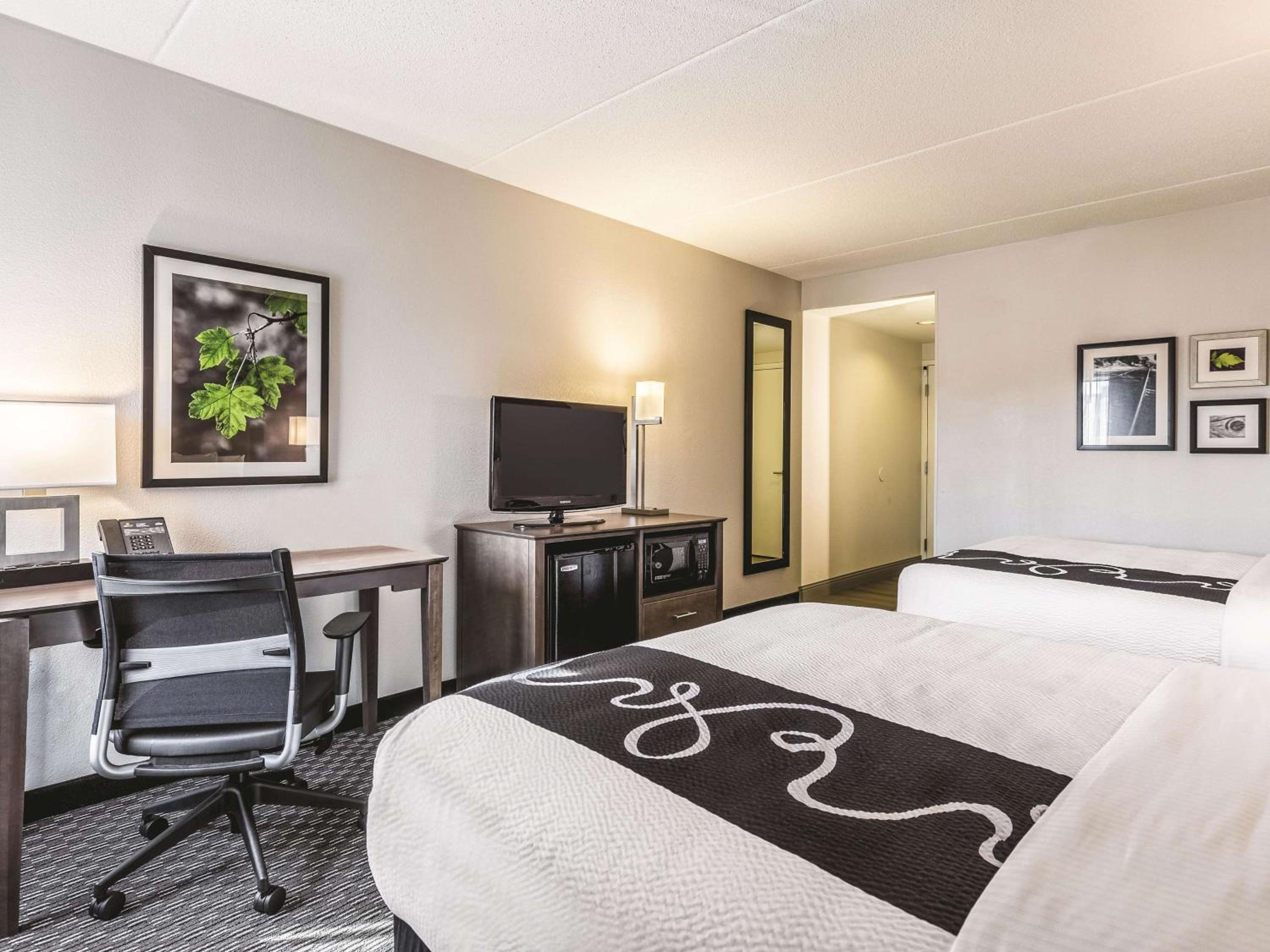 Deluxe Queen Room with Two Queen Beds - Non-Smoking - Photo 4