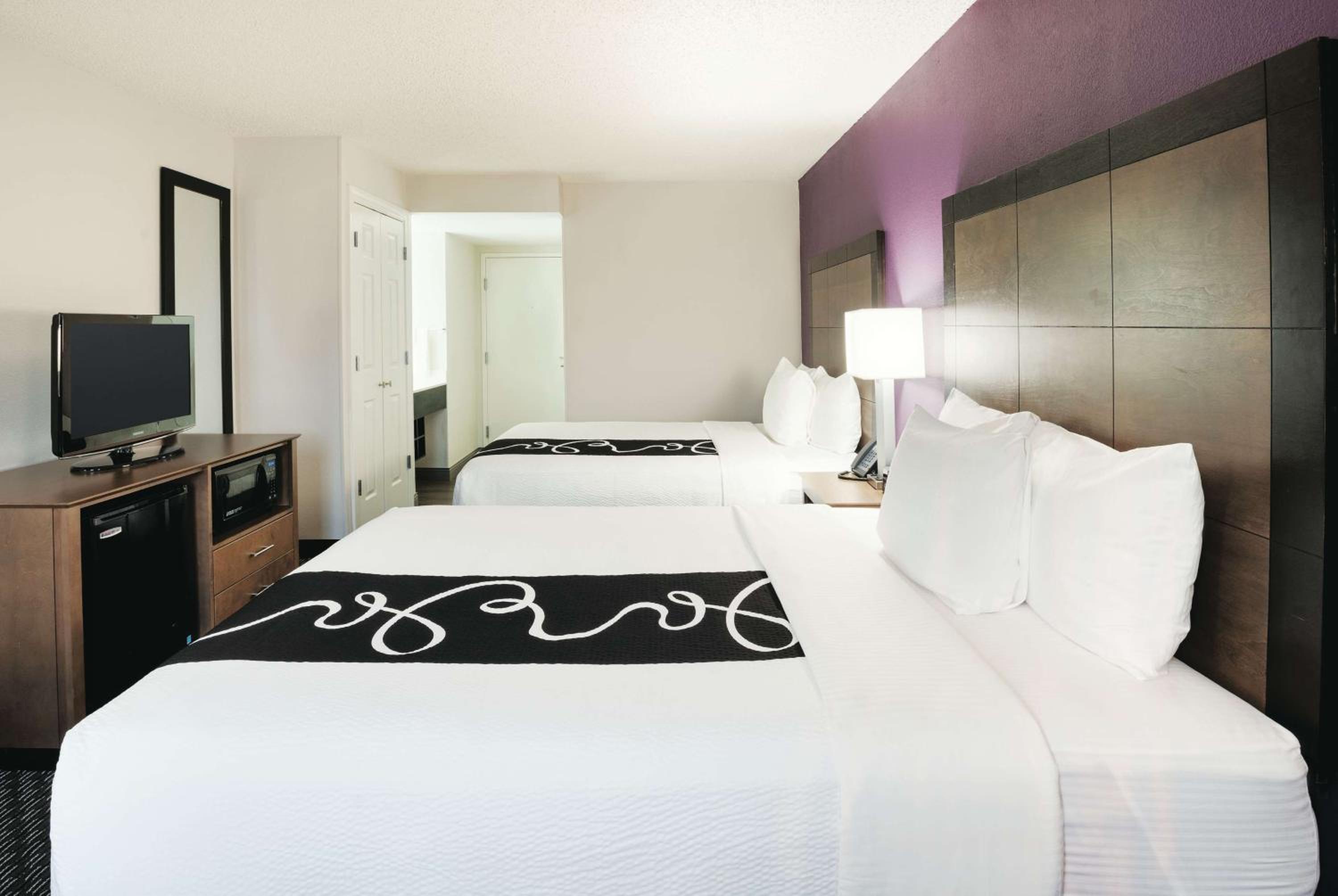 Deluxe Room with Two Queen Beds - Photo 5