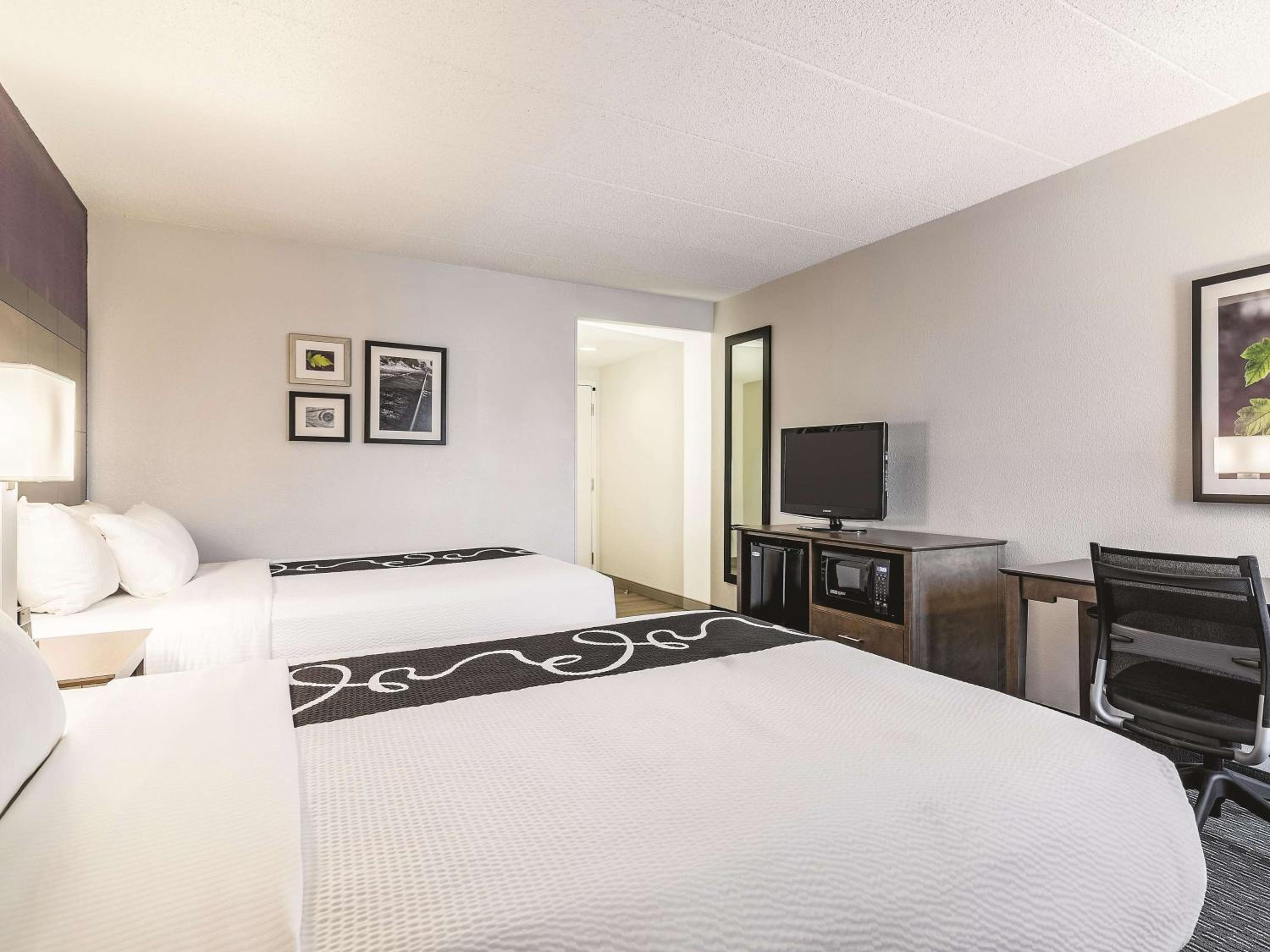 Queen Room with Two Queen Beds - Photo 3