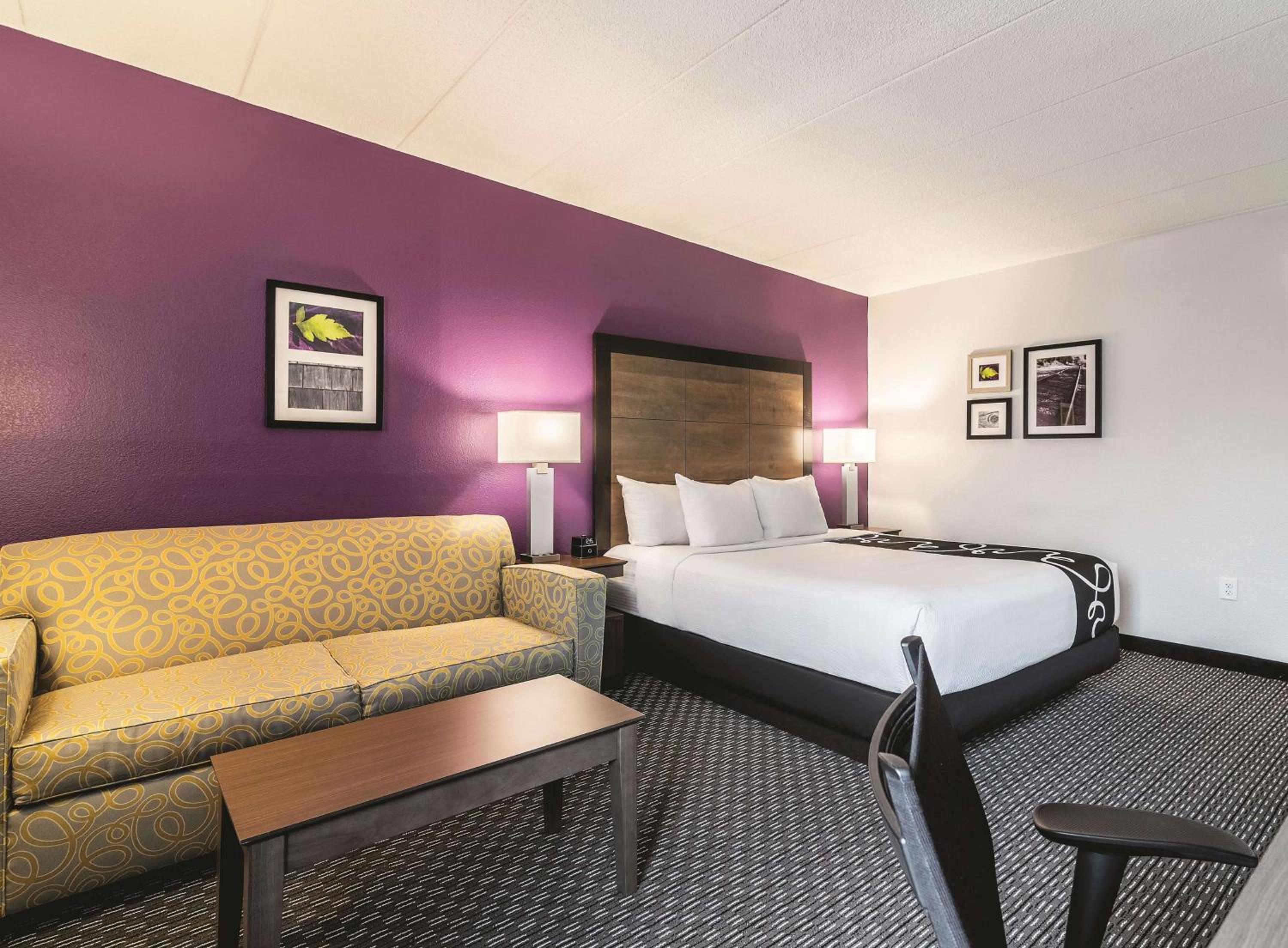 King Room with Sofa Bed - Photo 3