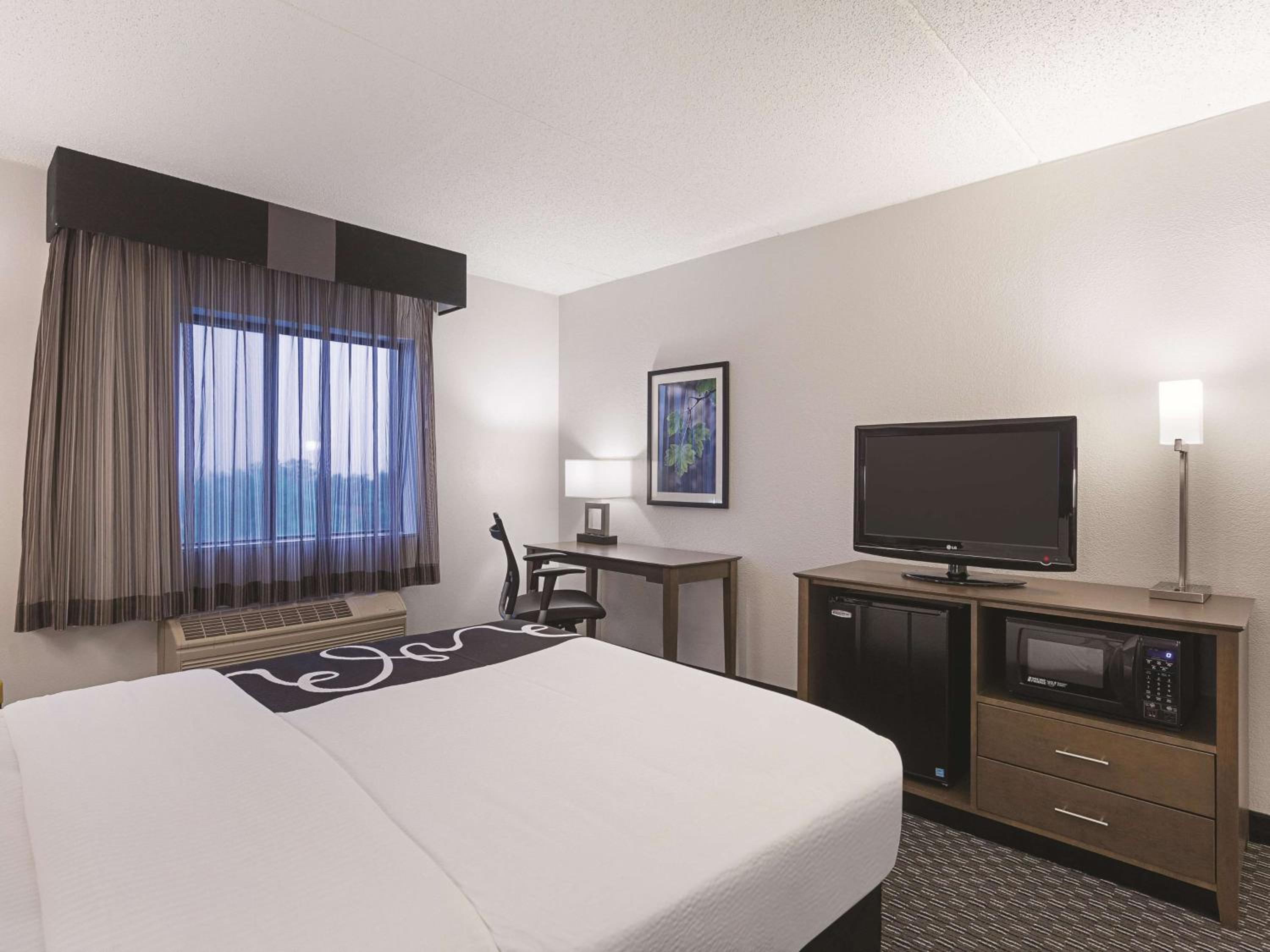 Queen Room - Mobility Accessible/Non-Smoking - Photo 3
